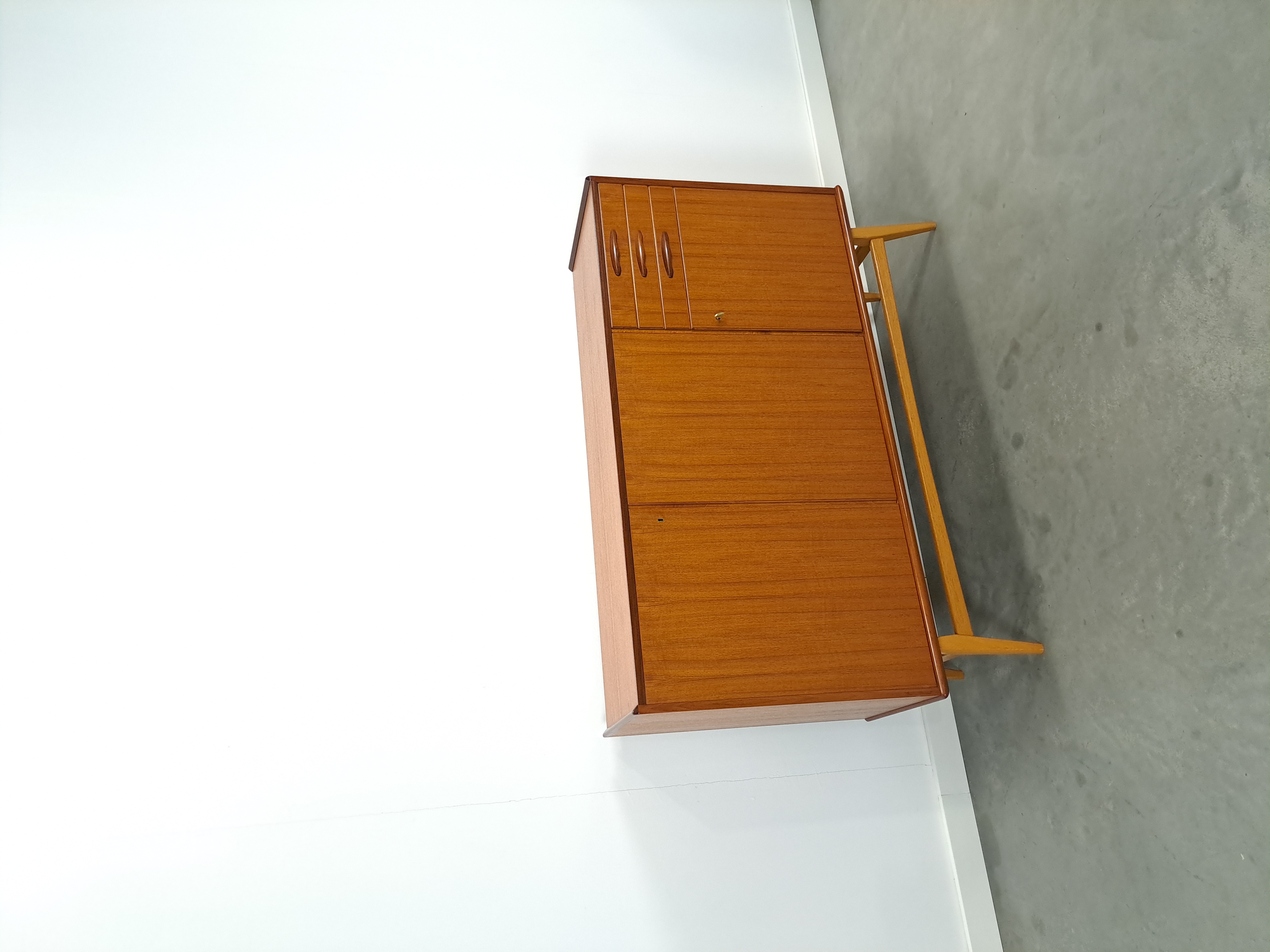 Teak Kast Met Schuine Poten En Lades Uit Zweden image 17