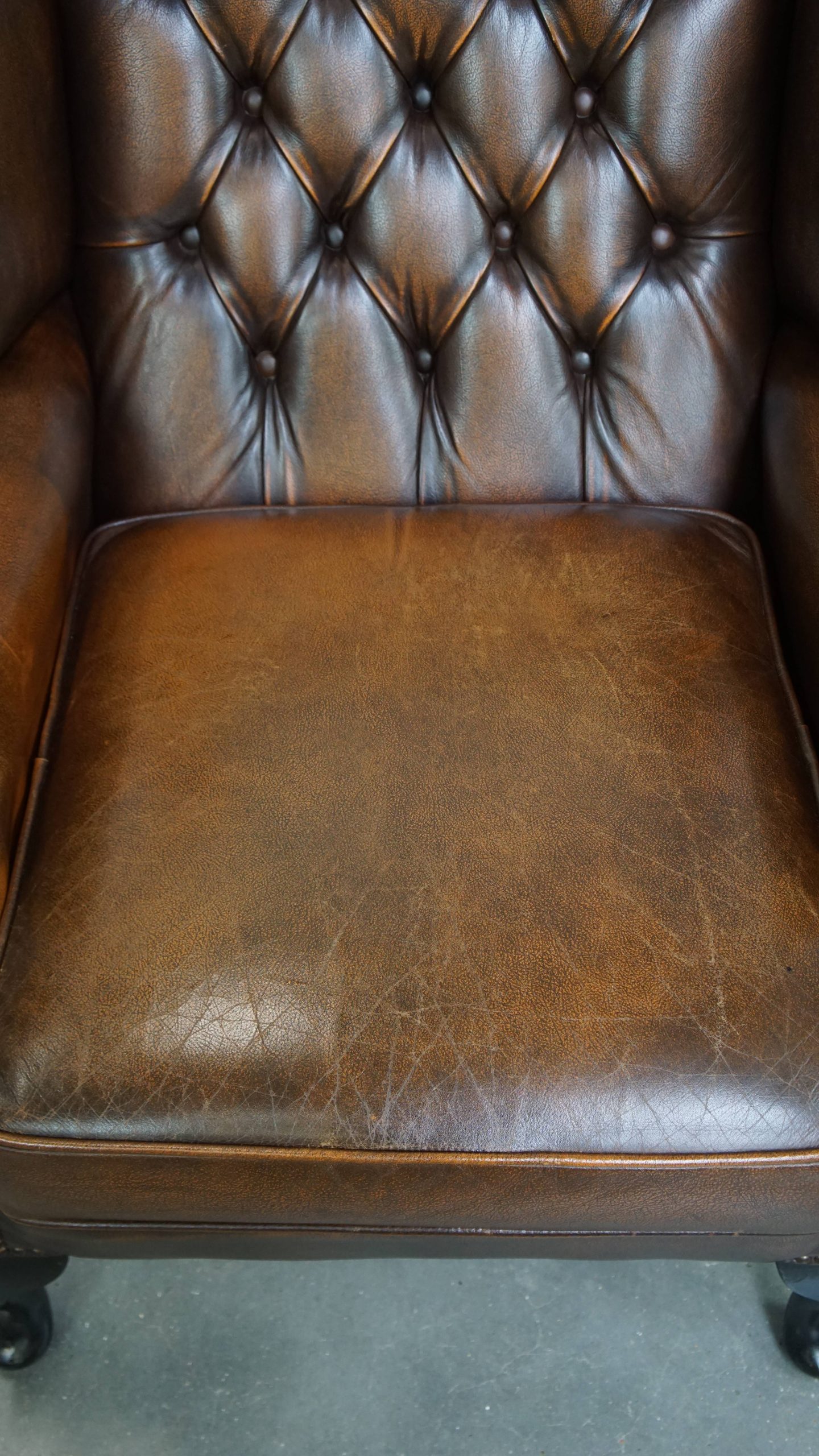 In Nette Staat Verkerende Klassieke Cognac Bruine Rundleren Chesterfield Oorfauteuil image 6