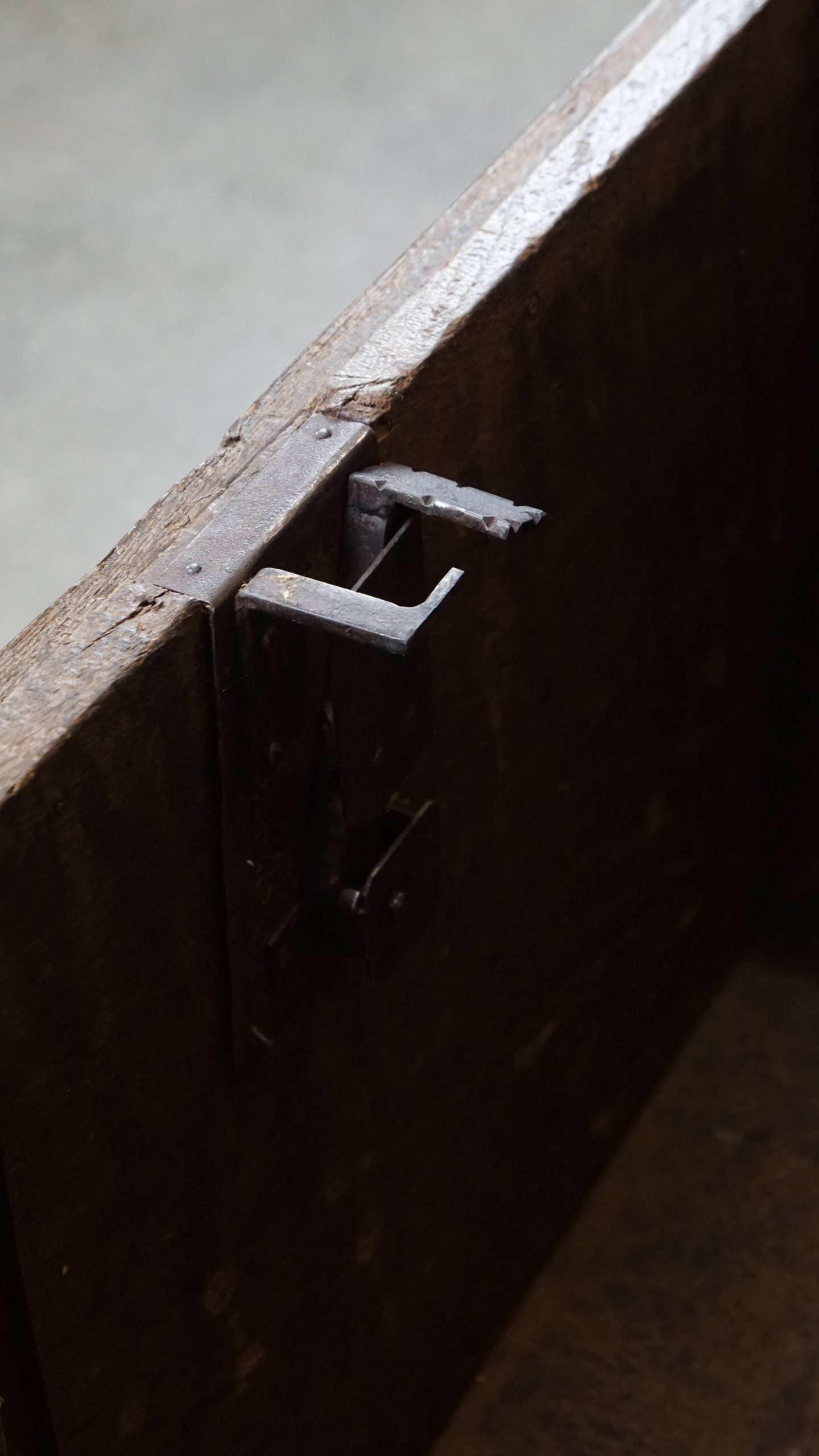 Prachtige Antieke En Unieke Kist/ Bank Uit De 17e Eeuw Met Mooi Houtsnijwerk, Charmante Details image 14