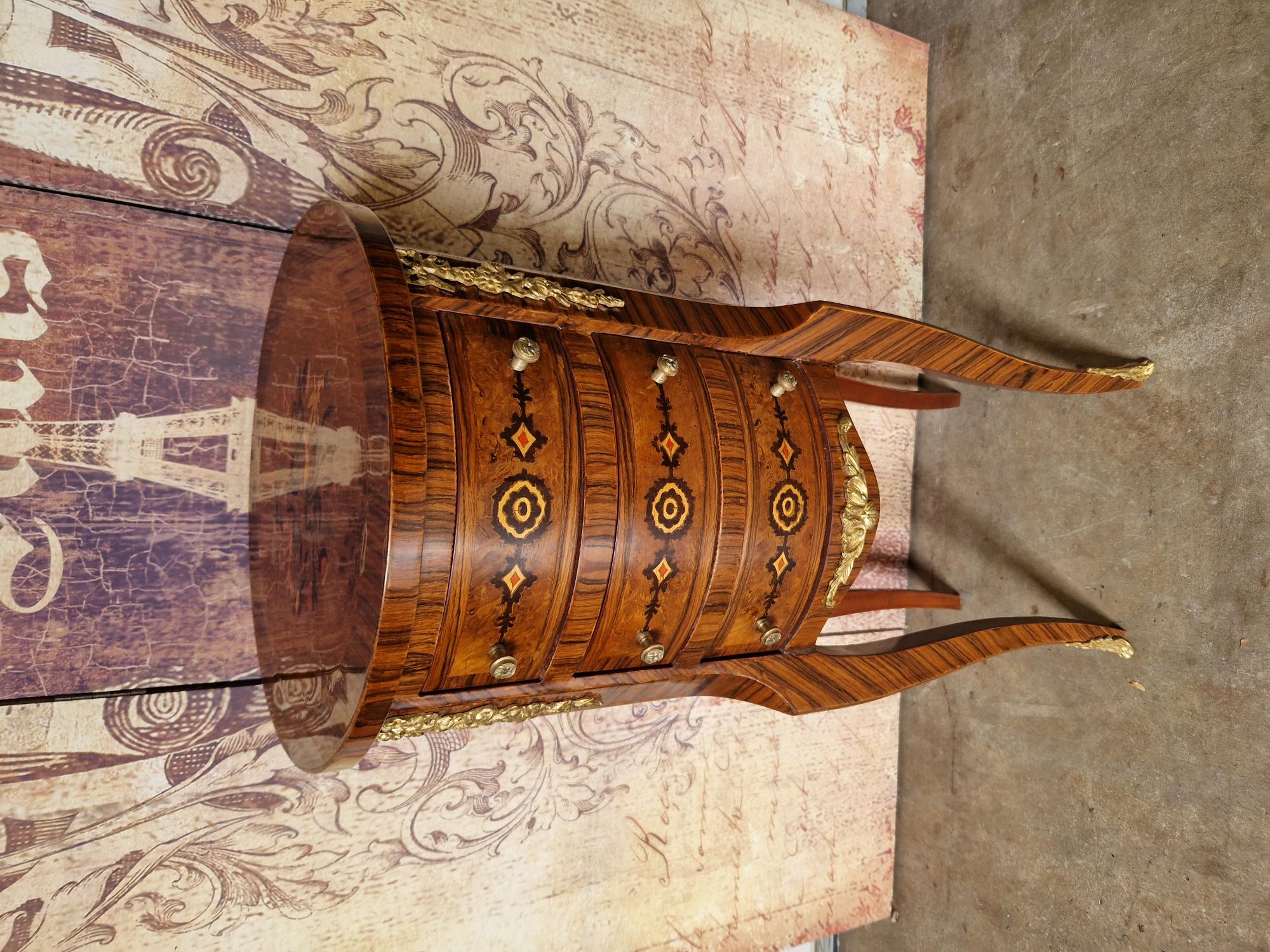 Klassieke Rond Ladekastje Bijzettafel, Met Sierlijke Versiering 3 Laatjes En Messing Versieringen Afm. 36x36cm En 81cm Hoog. image 2