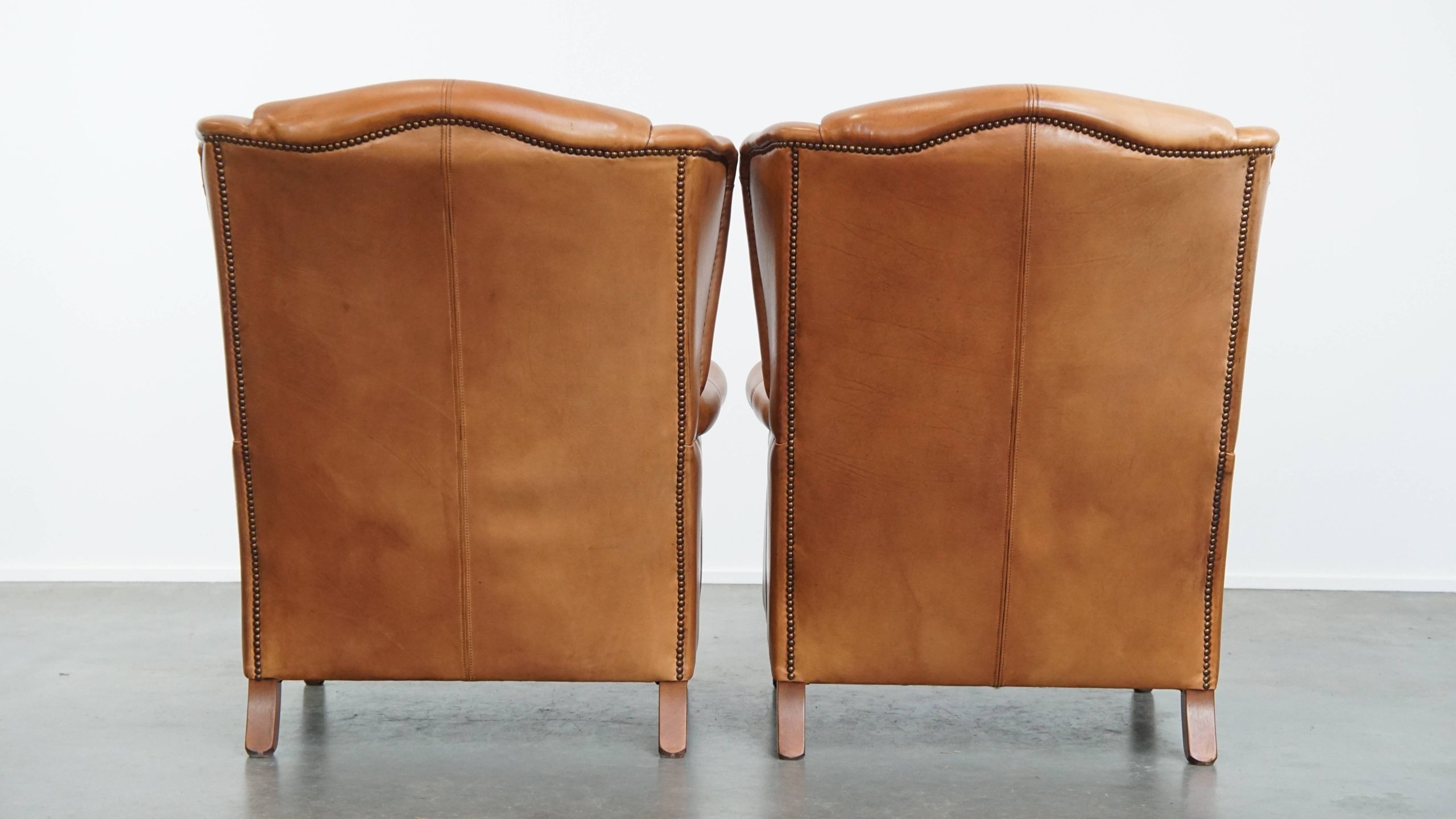 Klassieke En Unieke Set Van 2 Rundleren Oorfauteuils Afgewerkt Met Siernagels En Mooie Details image 4