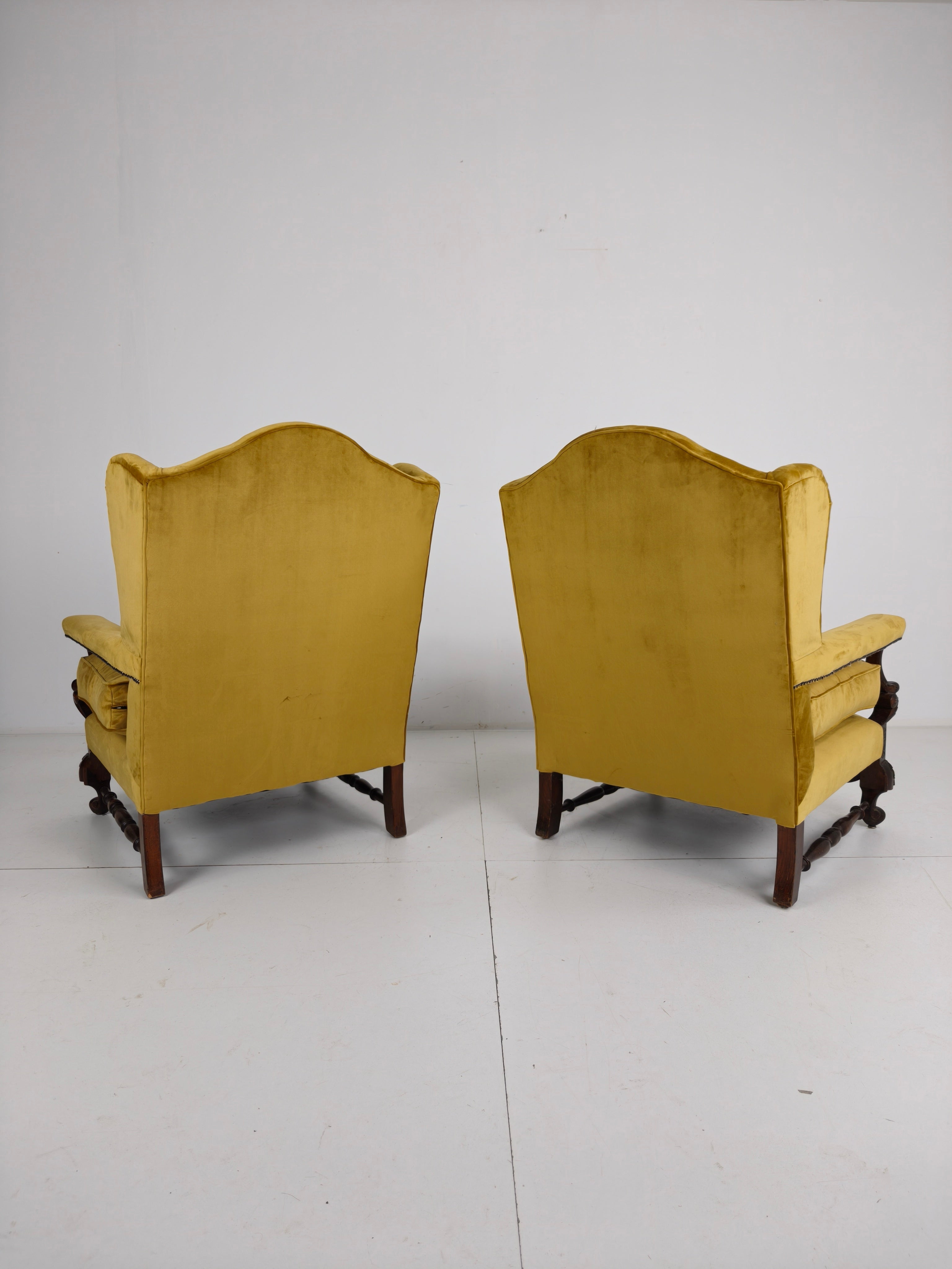 Paar 19e-eeuwse Gesneden Notenhouten Fauteuils – Bloemmotieven – Fluwelen Bekleding image 5