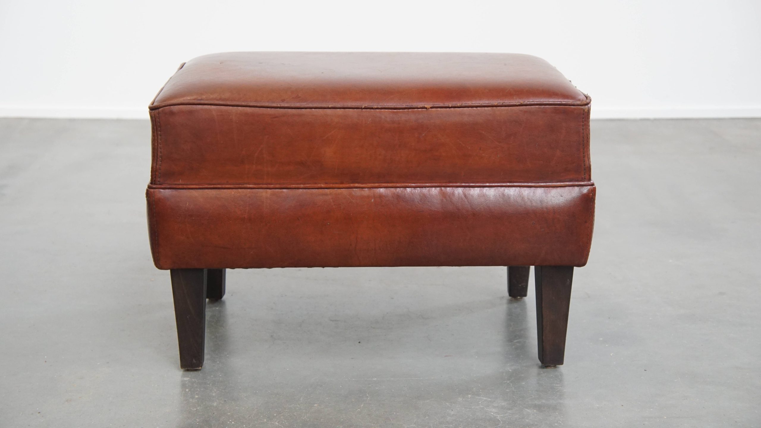 Comfortabele En Karaktervolle Set Van 2 Schapenleren Chesterfield Fauteuils Met Hocker image 23