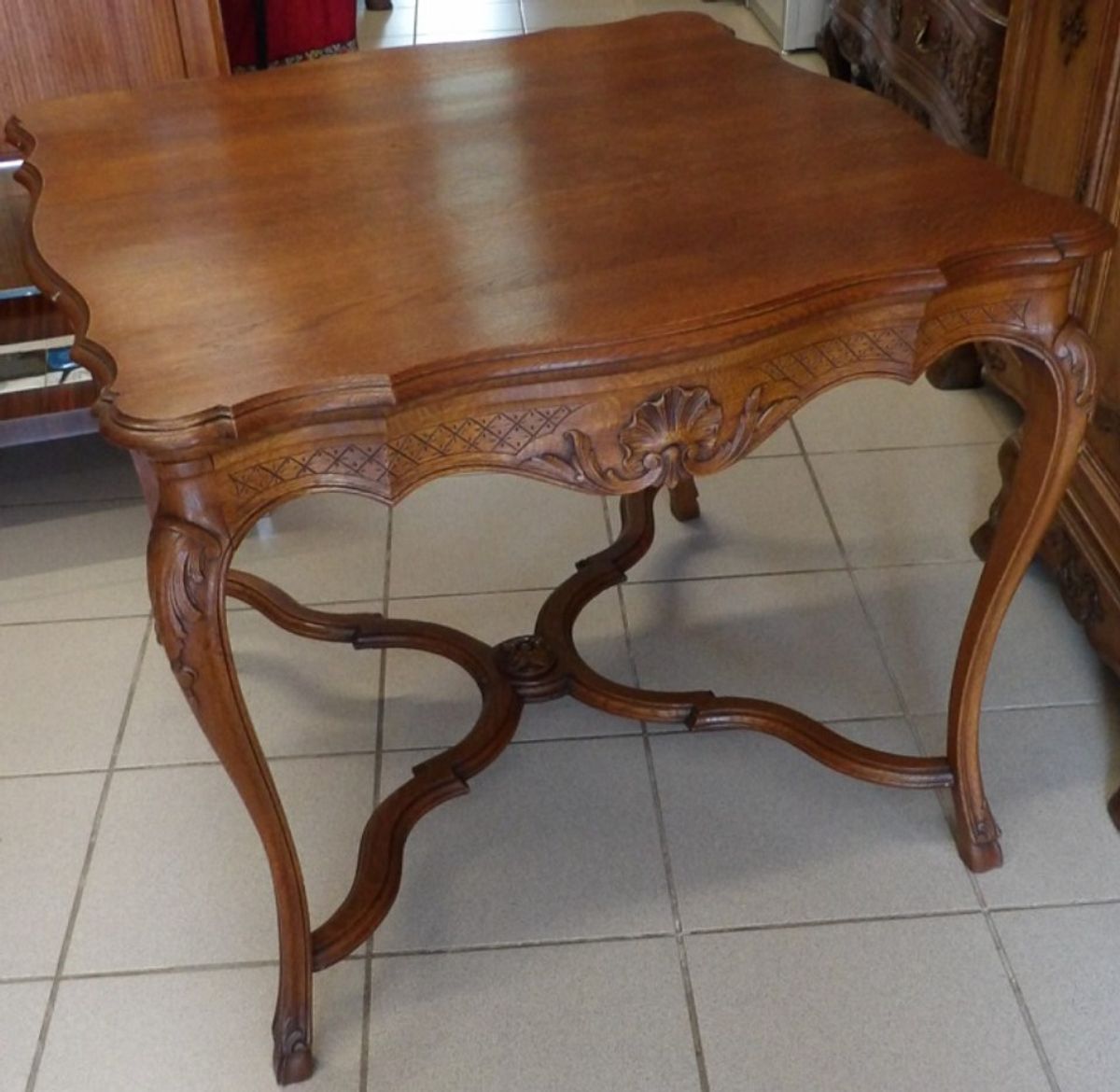 Grote Luikse Bijzettafel. image 6