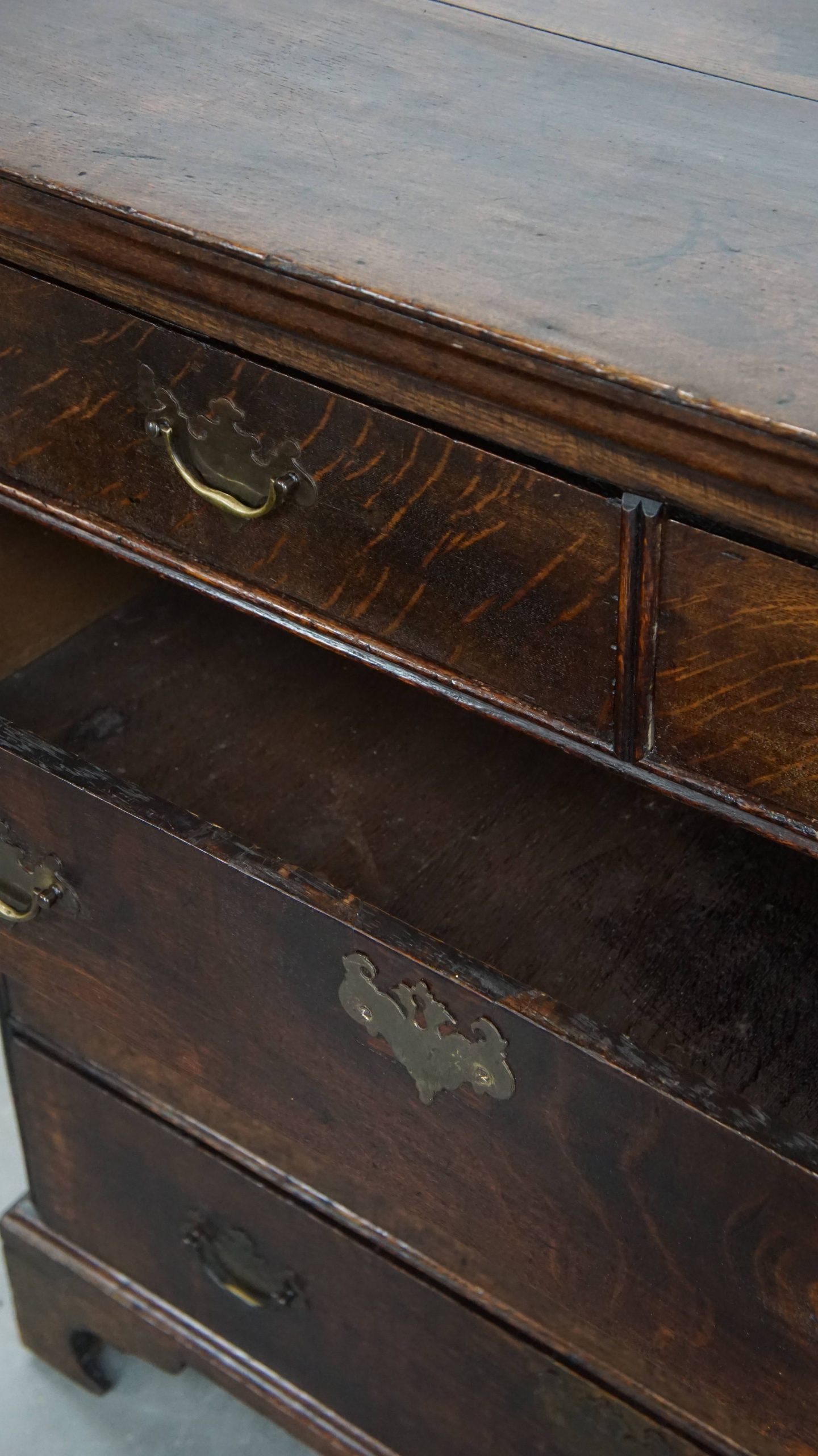 Elegante Vroeg 18e Eeuwse Antieke Engelse Ladekast/ Commode Gemaakt Van Eikenhout Met 5 Lades image 16