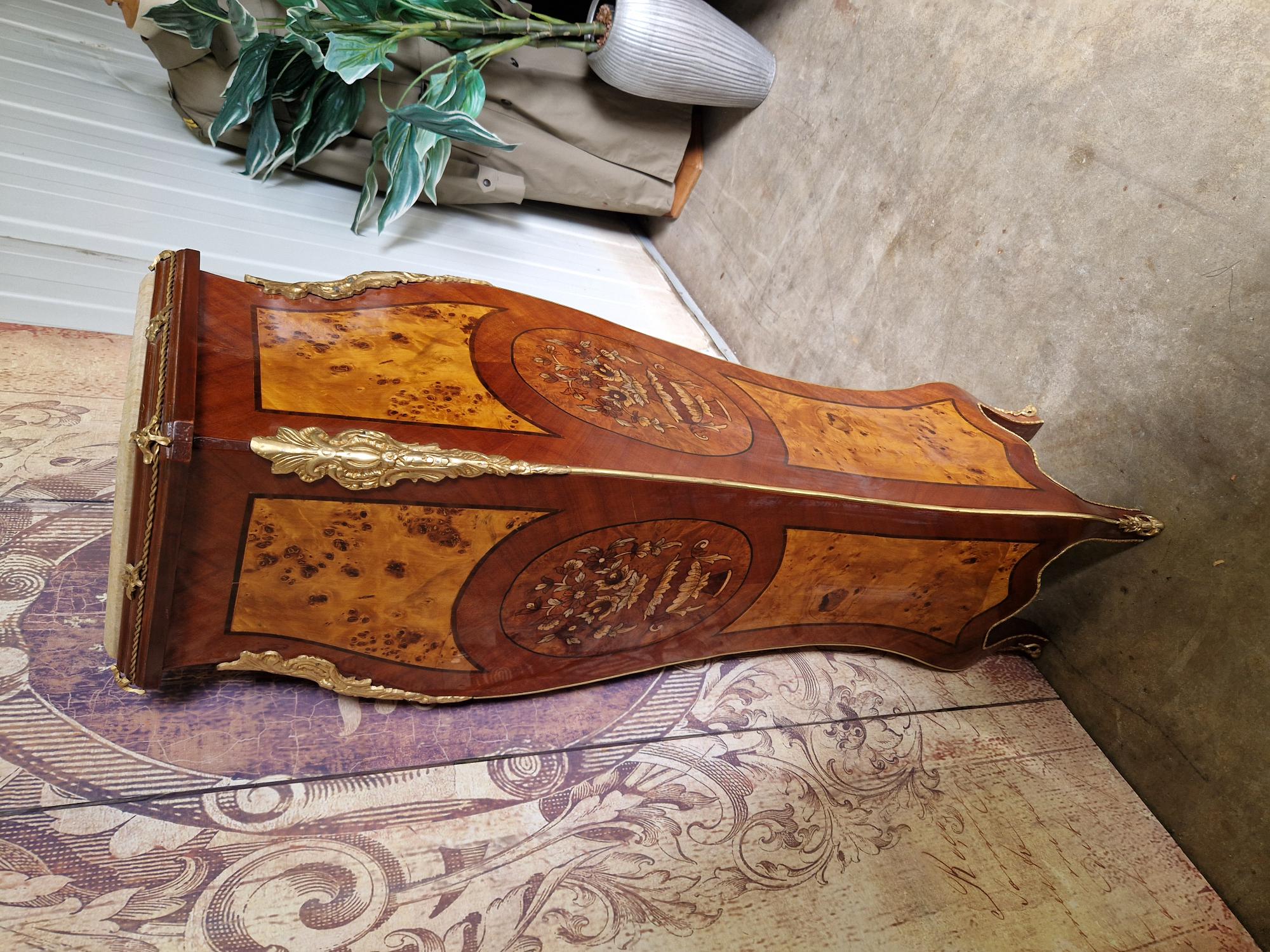 Klassieke Zuil, Plantentafel, Piedestal, Wortelfineer En Marmeren Blad En Missing Versieringen Afm. 30x30cm En 126cm Hoog. image 3