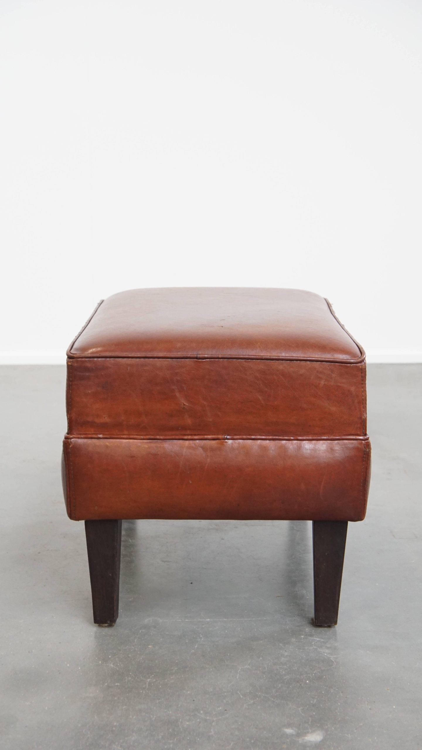 Comfortabele En Karaktervolle Set Van 2 Schapenleren Chesterfield Fauteuils Met Hocker image 24