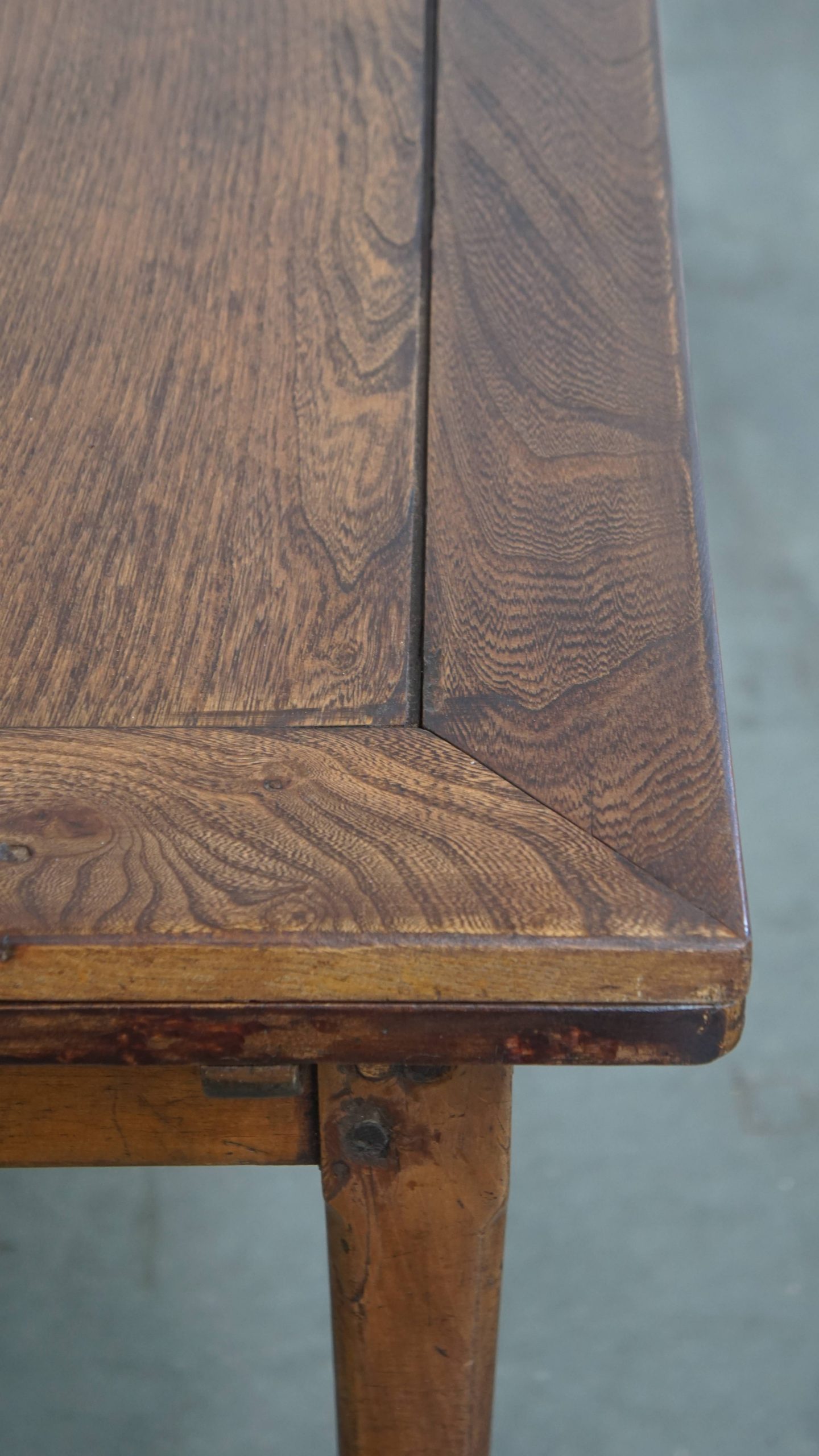Functionele En Mooie Engelse Antieke Uitschuifbare Eettafel Van Iepen En Kersenhout image 13