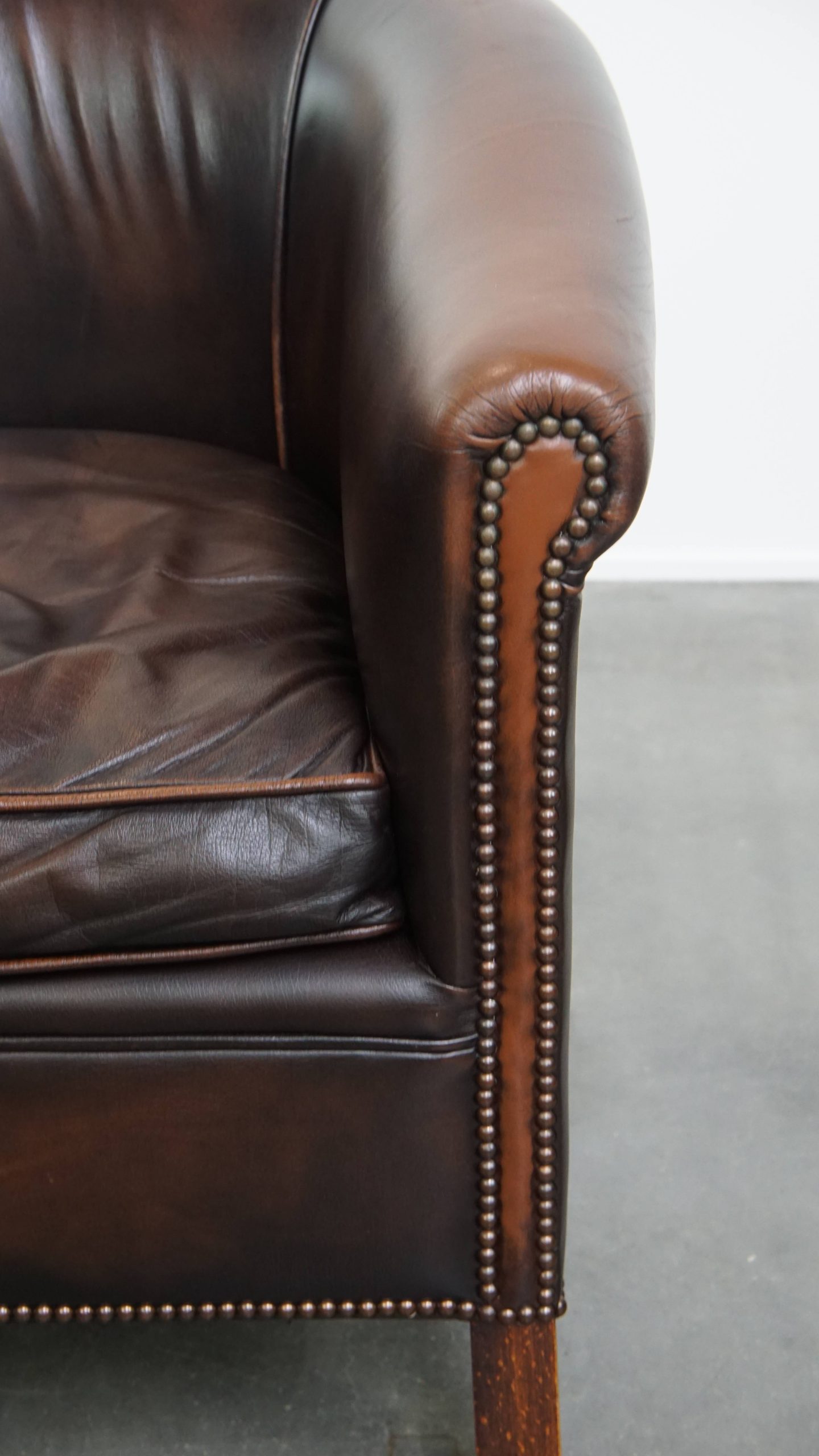 Elegante En Comfortabele Rundleren Clubfauteuil In Engelse Stijl In Een Mooie Donkere Kleur image 10