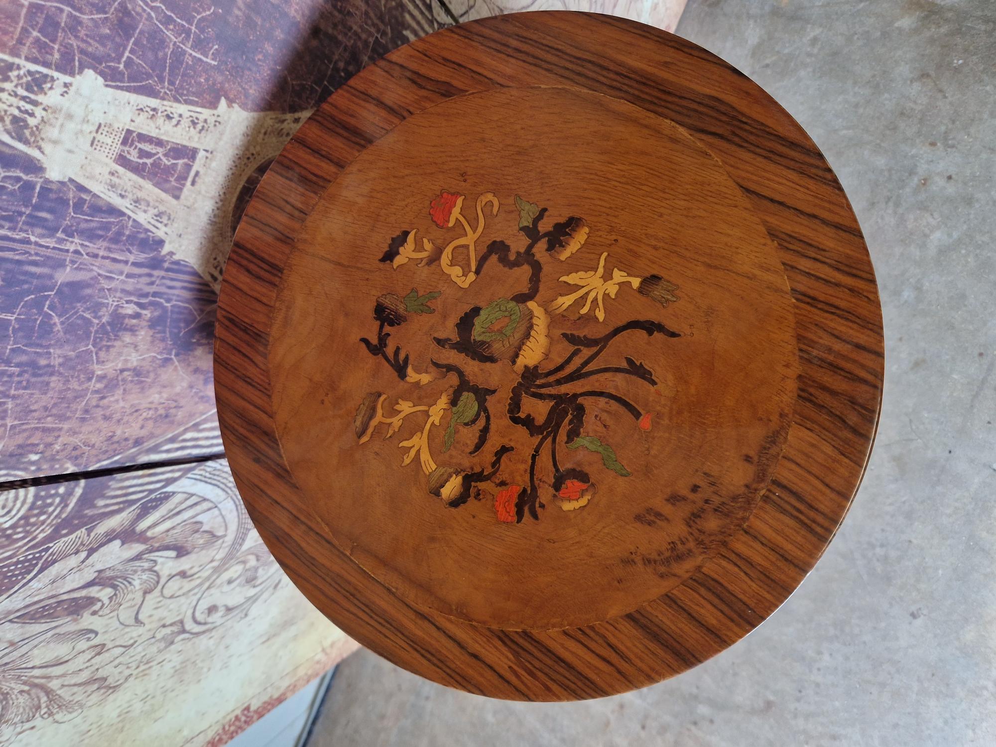 Klassieke Rond Ladekastje Bijzettafel, Met Sierlijke Versiering 3 Laatjes En Messing Versieringen Afm. 36x36cm En 81cm Hoog. image 5