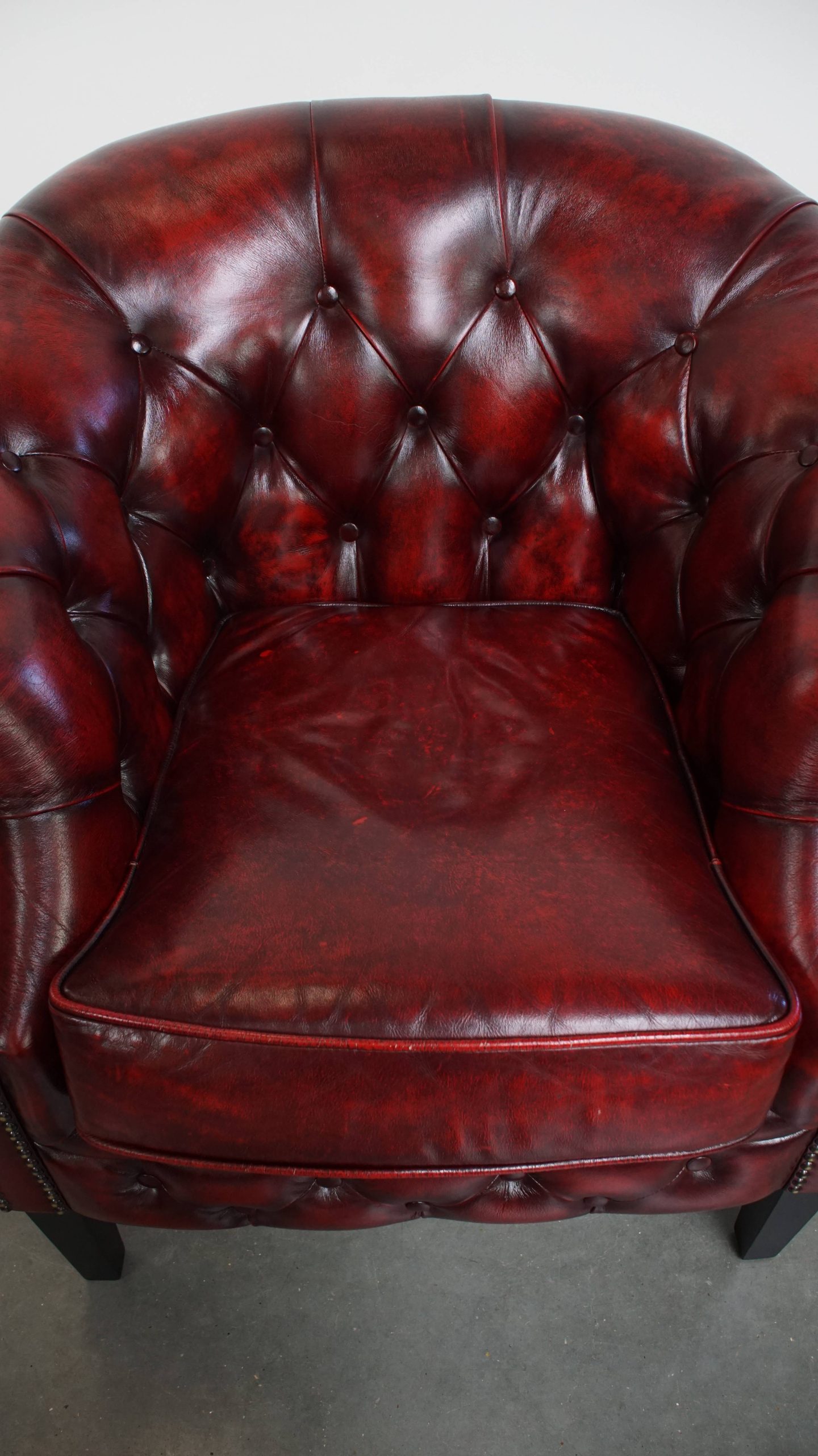 Set Van Een Rode Rundleren Chesterfield Clubfauteuil En Een Bijpassende Bijzet/ Salontafel image 19