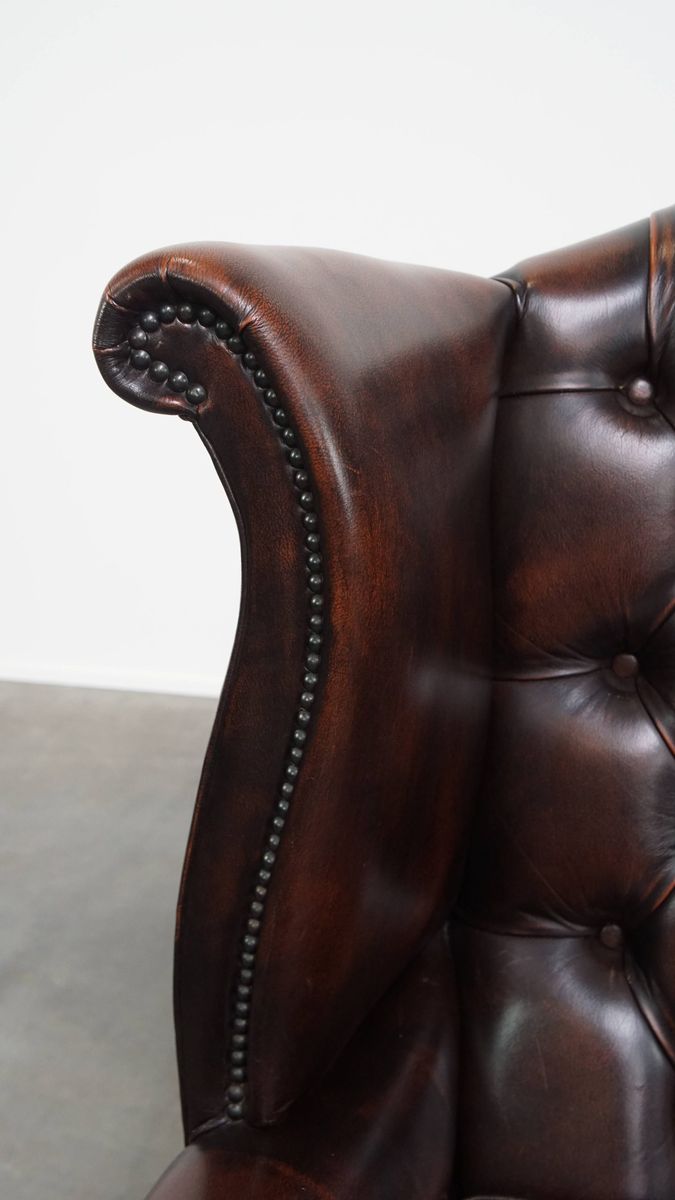 Luxe, Warm Gekleurde, Bruine Rundleren Chesterfield Oorfauteuil Met Unieke Details image 9