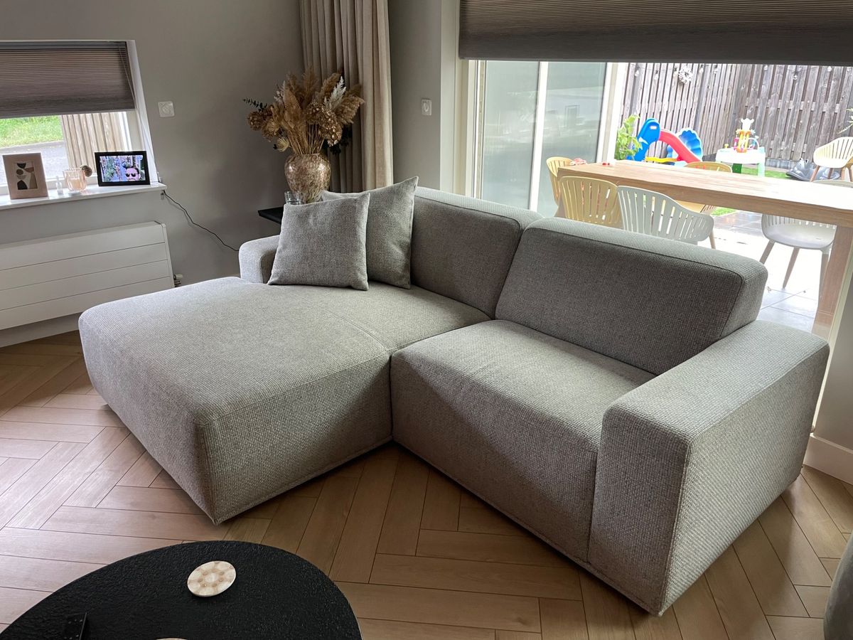 Ruime Grijze Bank Met Chaise Longue image 3