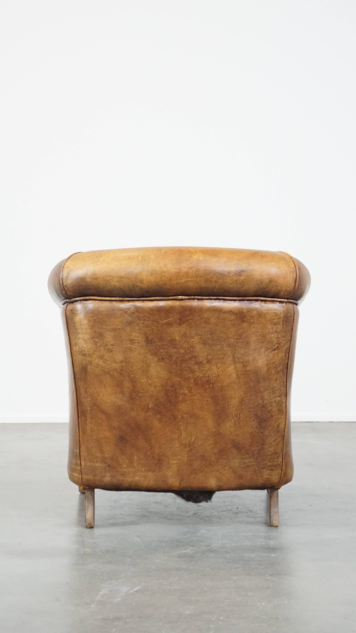 Cognac-kleurige, Karakteristieke Vintage Schapenleren Clubfauteuil Met Een Tijdloos Design image 3