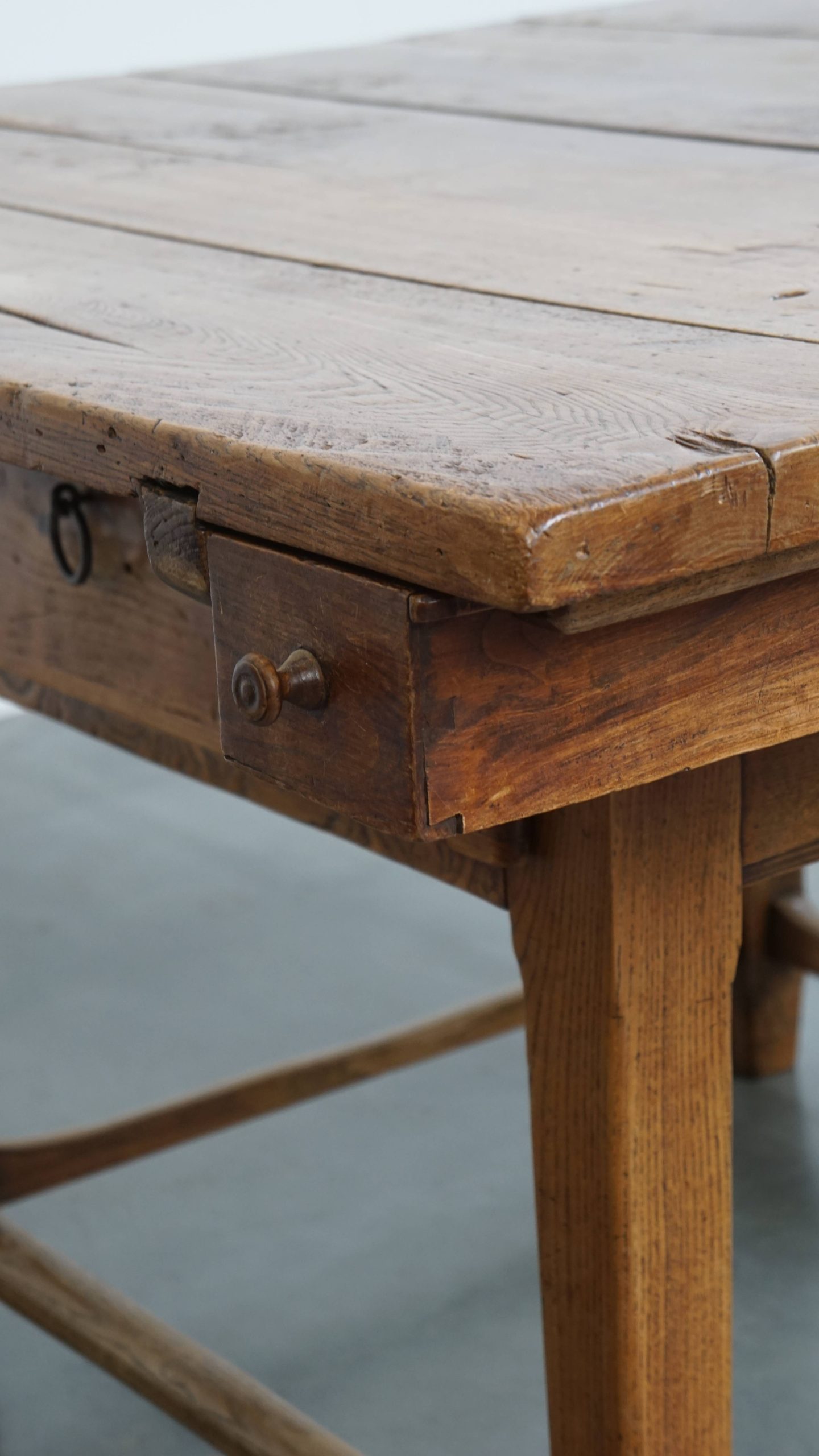 Karaktervolle, Prachtige En Praktische Vierkante Antieke Eettafel Gemaakt Van Iepenhout image 15