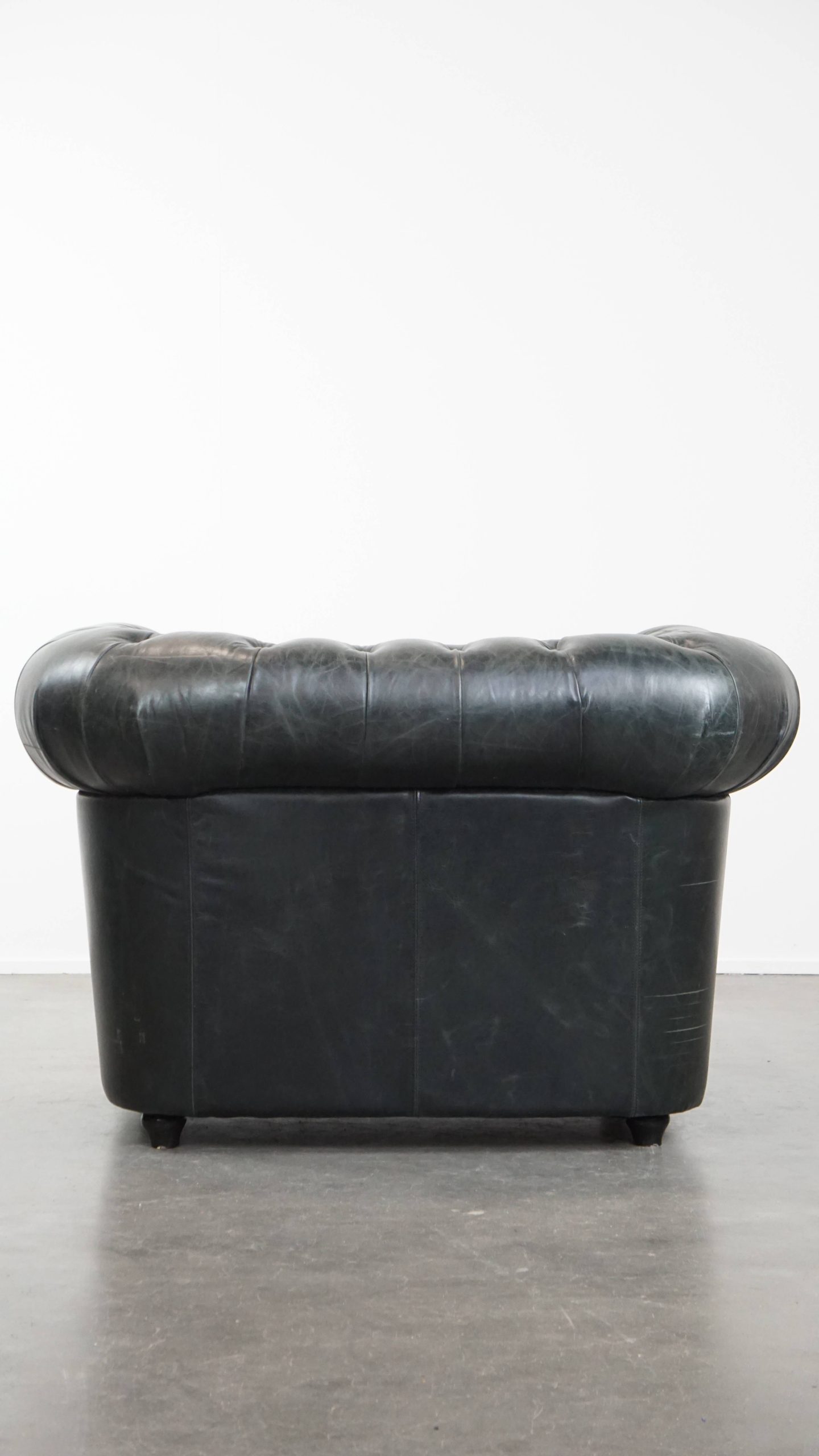 Tijdloze En Klassieke Ruime Zwarte Chesterfield Fauteuil Van Karaktervol Generfd Rundleer image 5