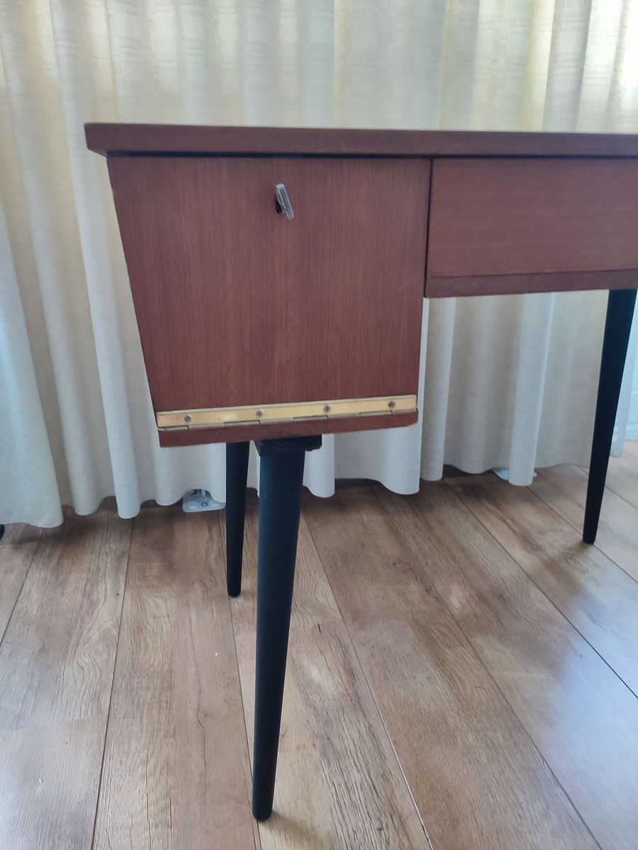 Vintage Houten Bureau Op Zwarte Poten Met Lade En Kastje image 20