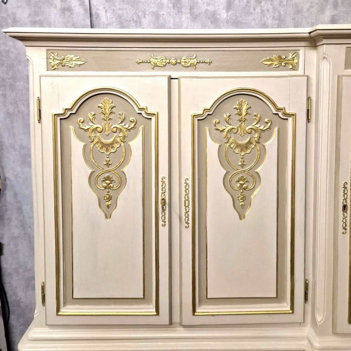 Handbeschilderde Queen Anne Vitrinekast/ Unieke Kast In Creme En Goud image 5