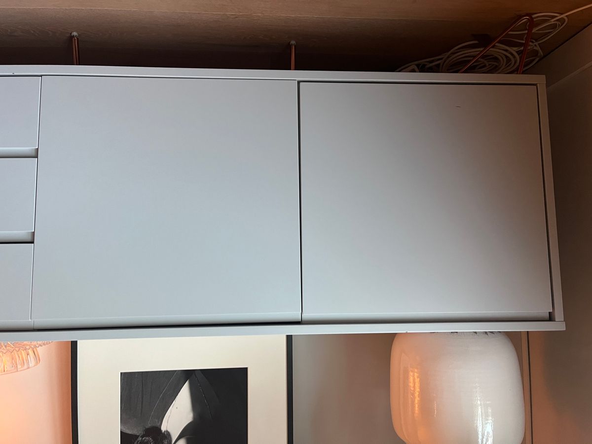 Stijlvol Licht Grijs Dressoir Met Koperen Poten Van MADE.com image 2
