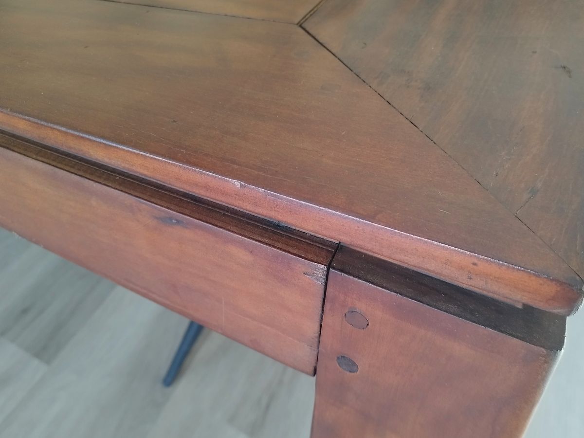 Robuuste Houten Eettafel Met Karakter image 2