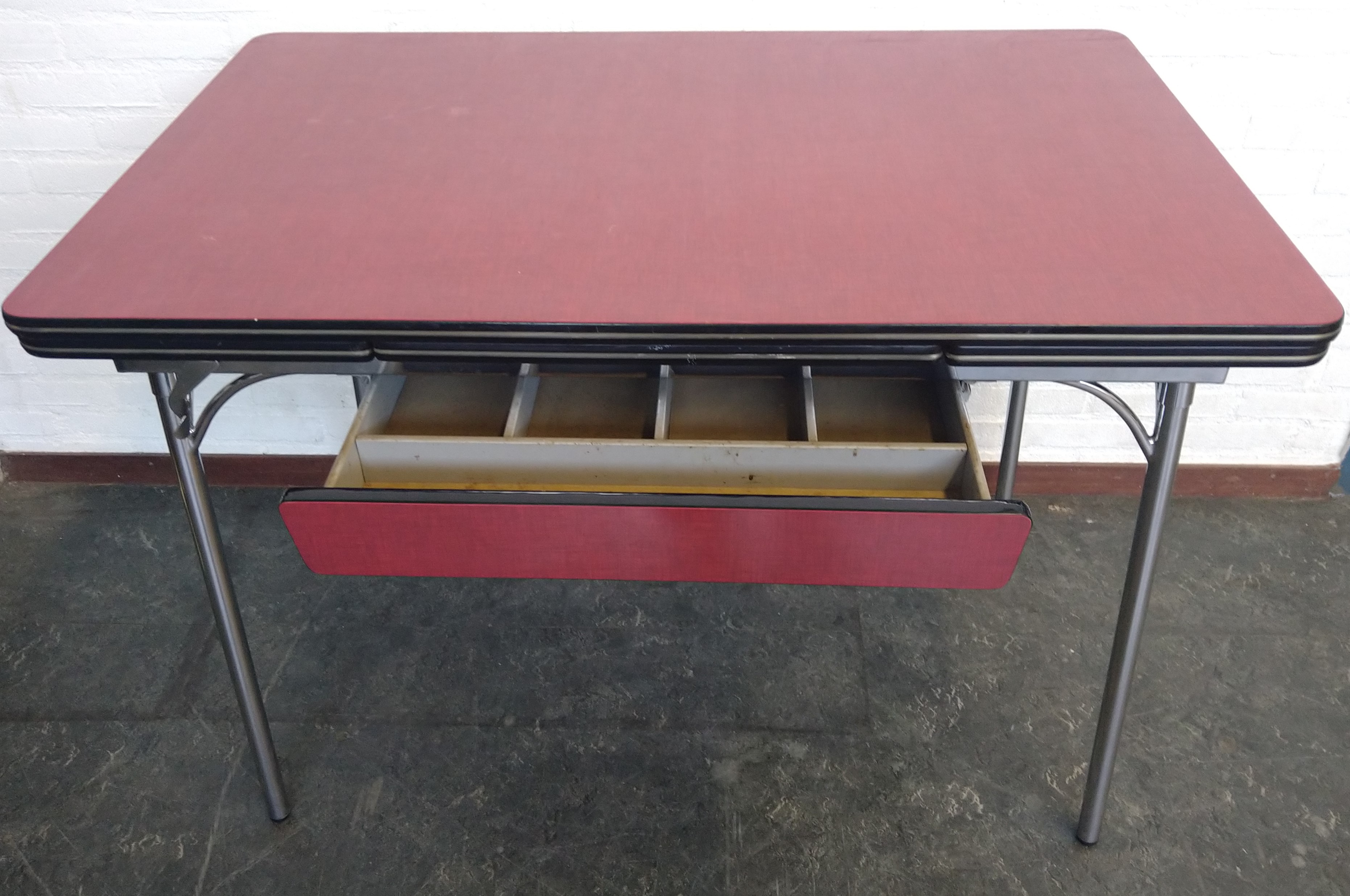 Uitschuifbare Tafelblad Met Besteklade Van Rood Formica image 6