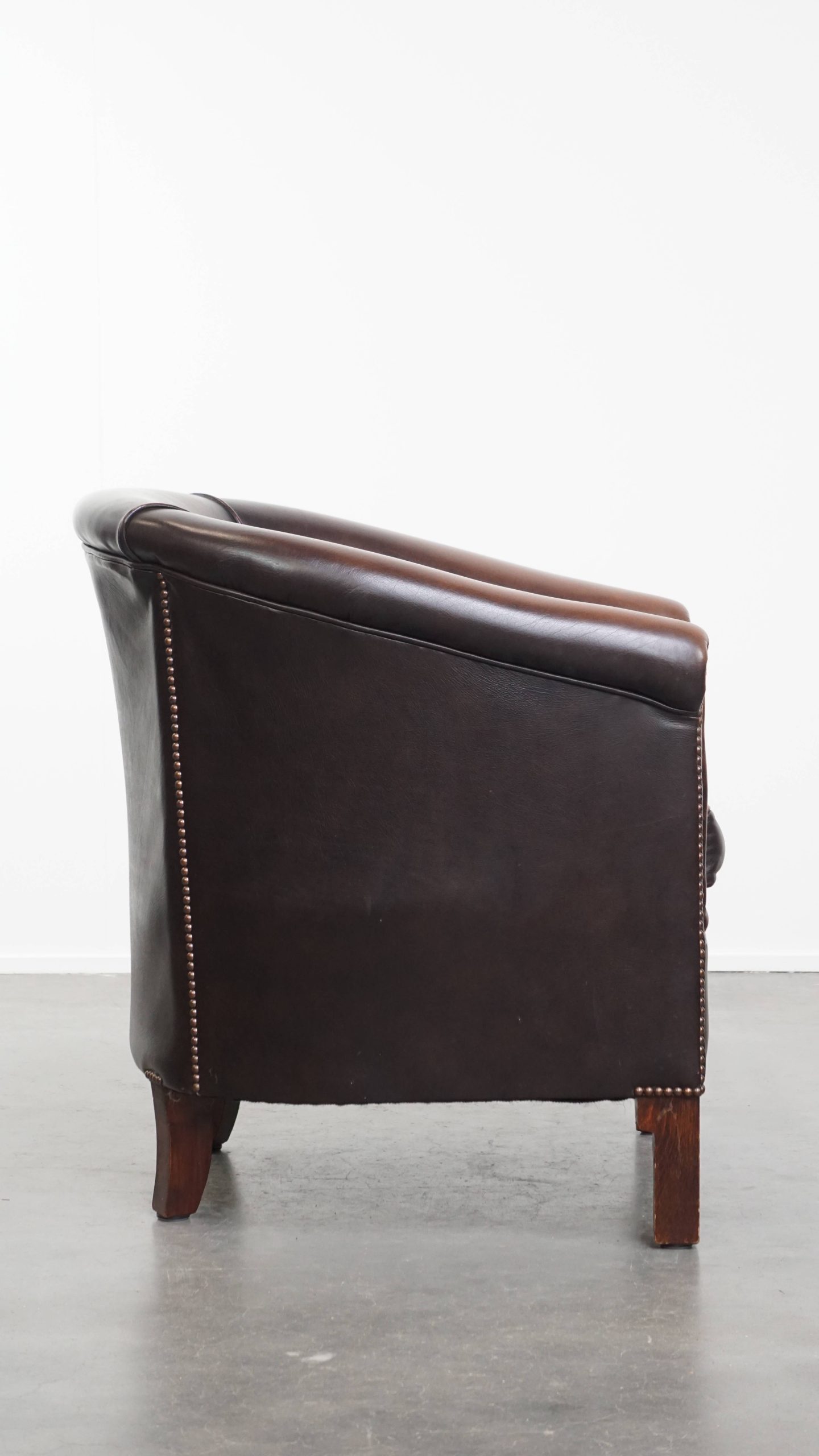 Elegante En Comfortabele Rundleren Clubfauteuil In Engelse Stijl In Een Mooie Donkere Kleur image 4