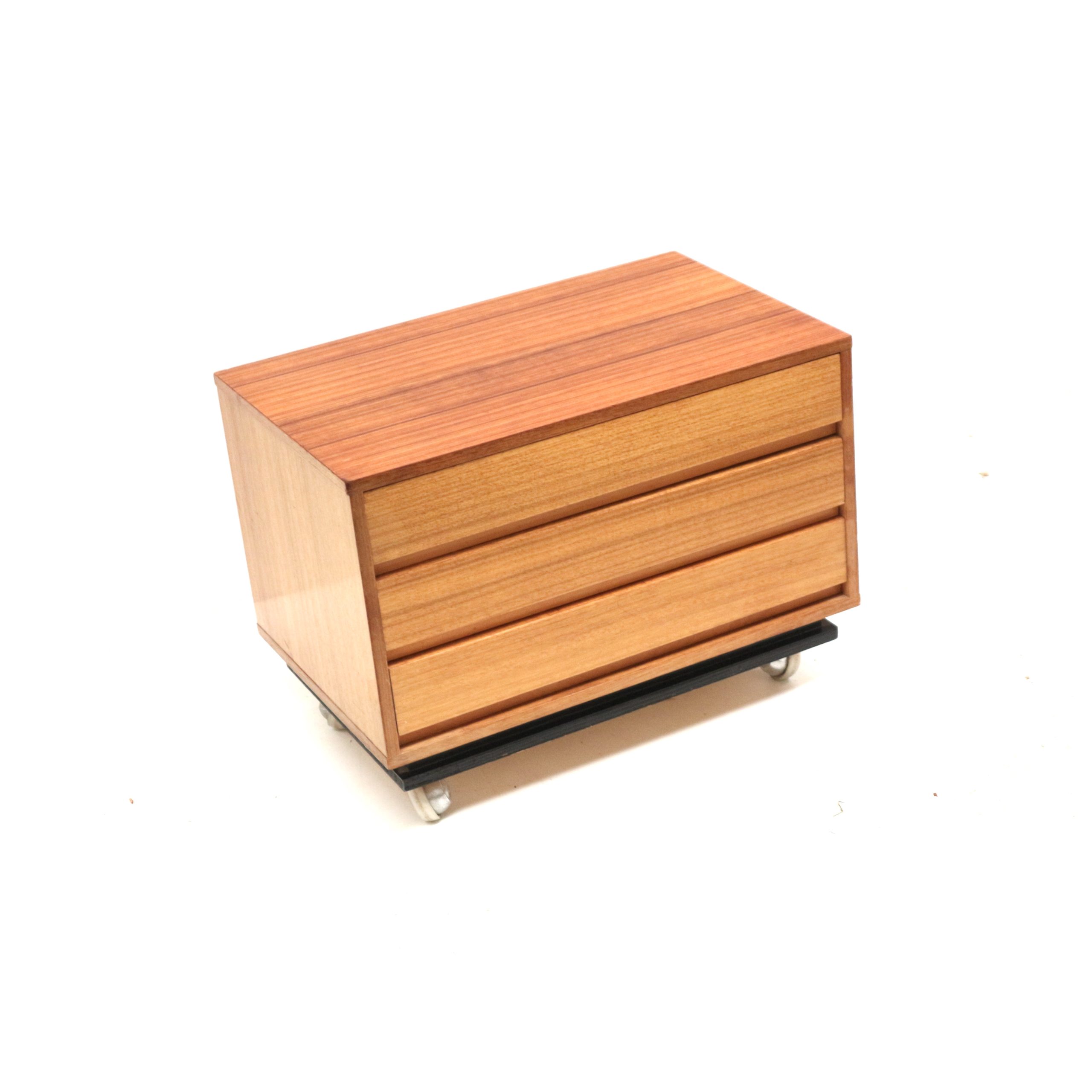 Vintage Ladekastje Op Wieltjes Gemaakt In De Jaren ’60 image 3