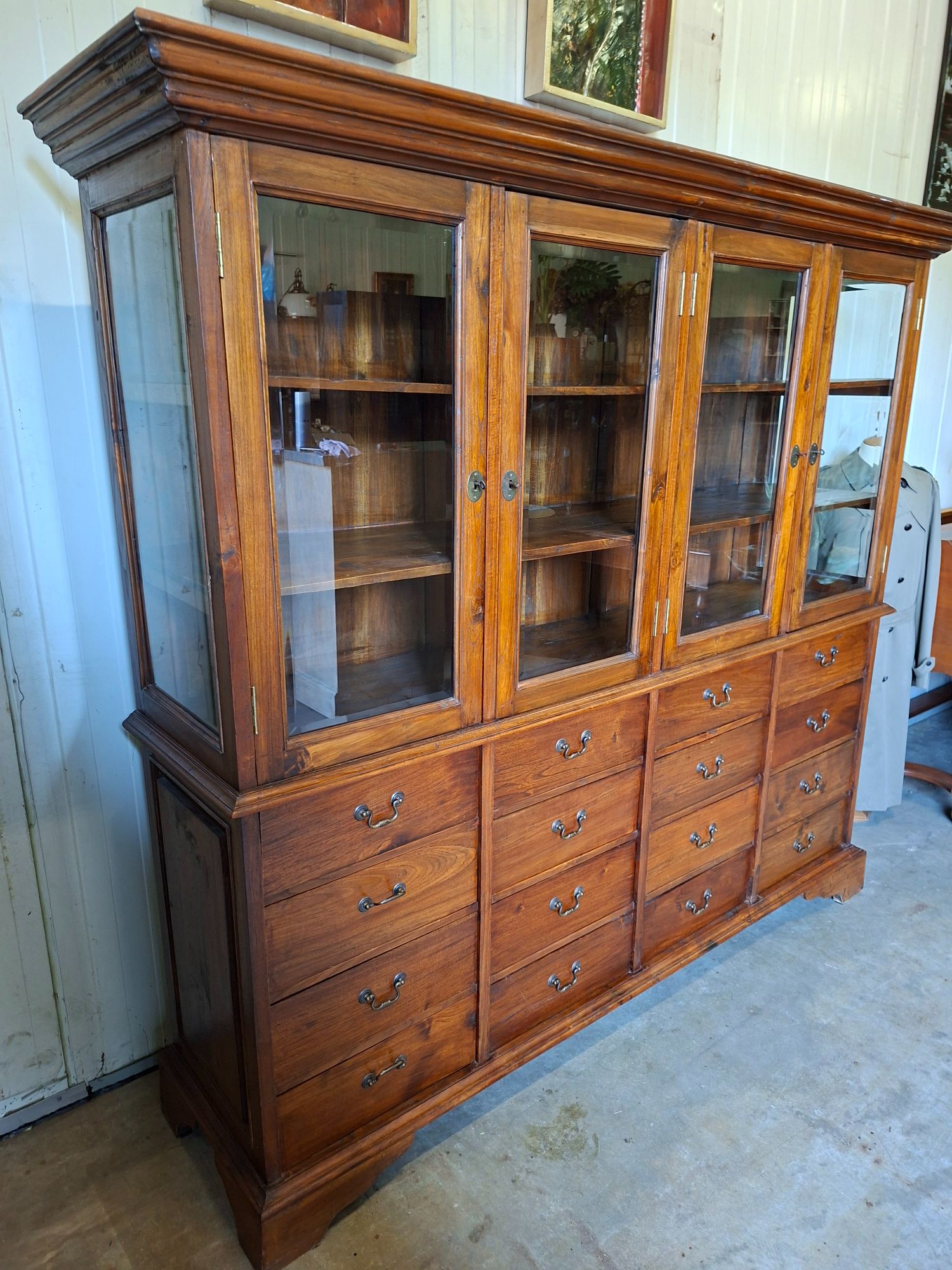 Antieke Klassieke Engelse Vitrinekast, Ladekast, Winkelkast, Apothekerskast Afm. 213x52 En 192cm Hoog. image 4