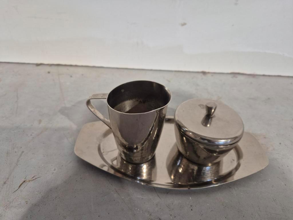 Gehamerd Melk En Suiker Setje Op Dienblad image 4