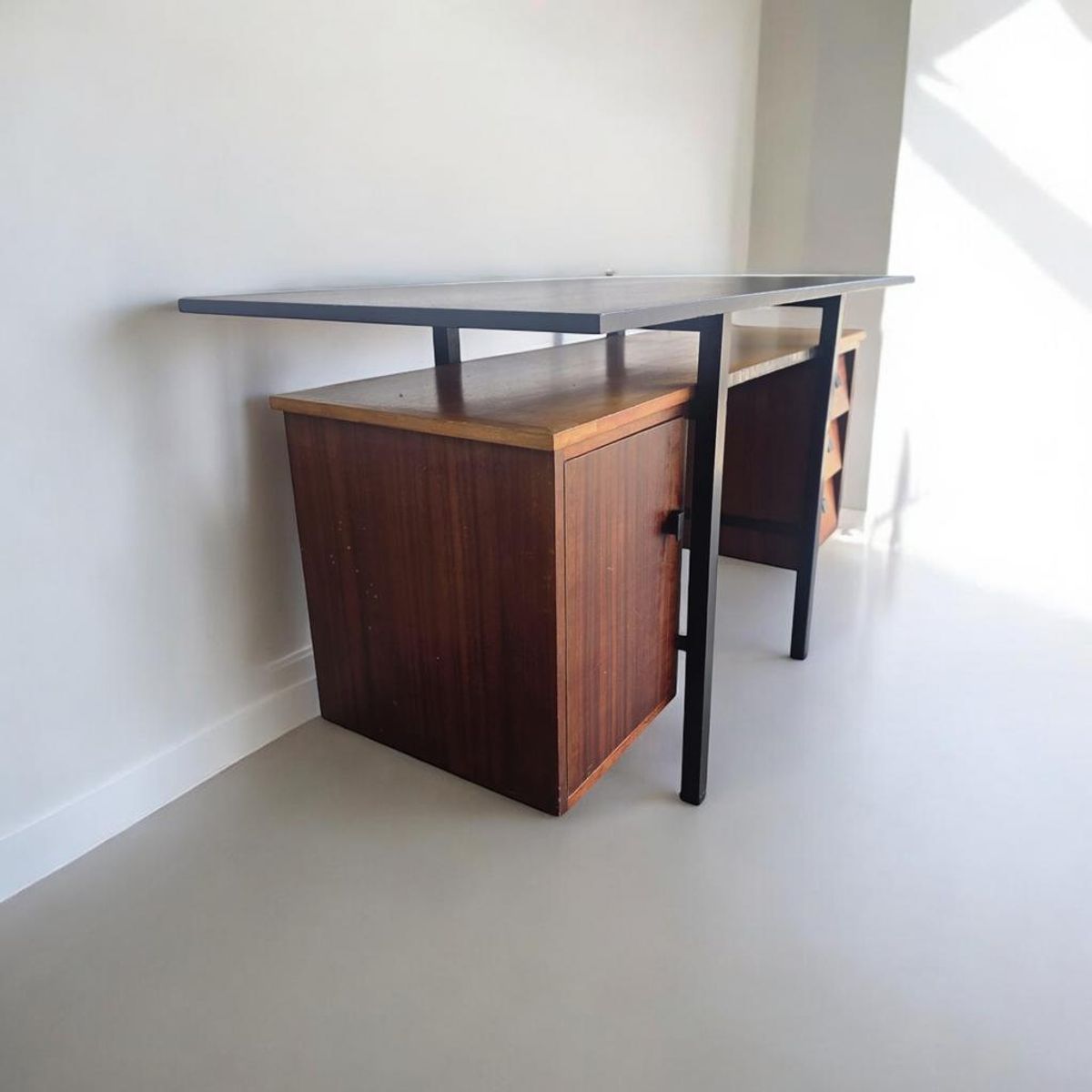 Vintage Houten Bureau Met Zwevend Blad En Zwart Frame image 2