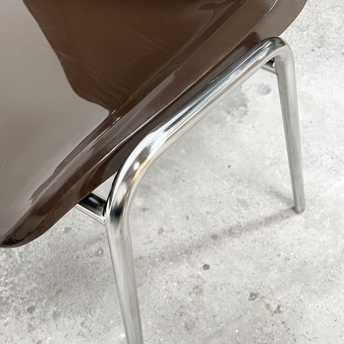 Vintage Helmut Starke Stapelbare Kuip Stoelen, High Gloss Bruin. image 4
