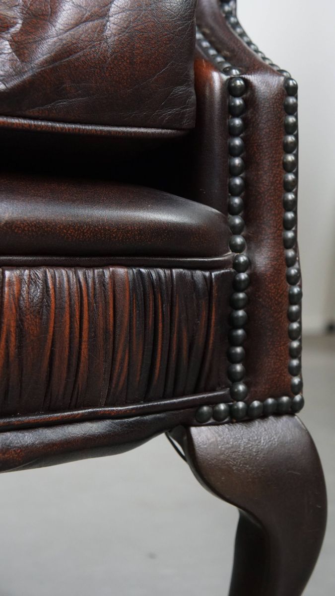 Luxe, Warm Gekleurde, Bruine Rundleren Chesterfield Oorfauteuil Met Unieke Details image 11