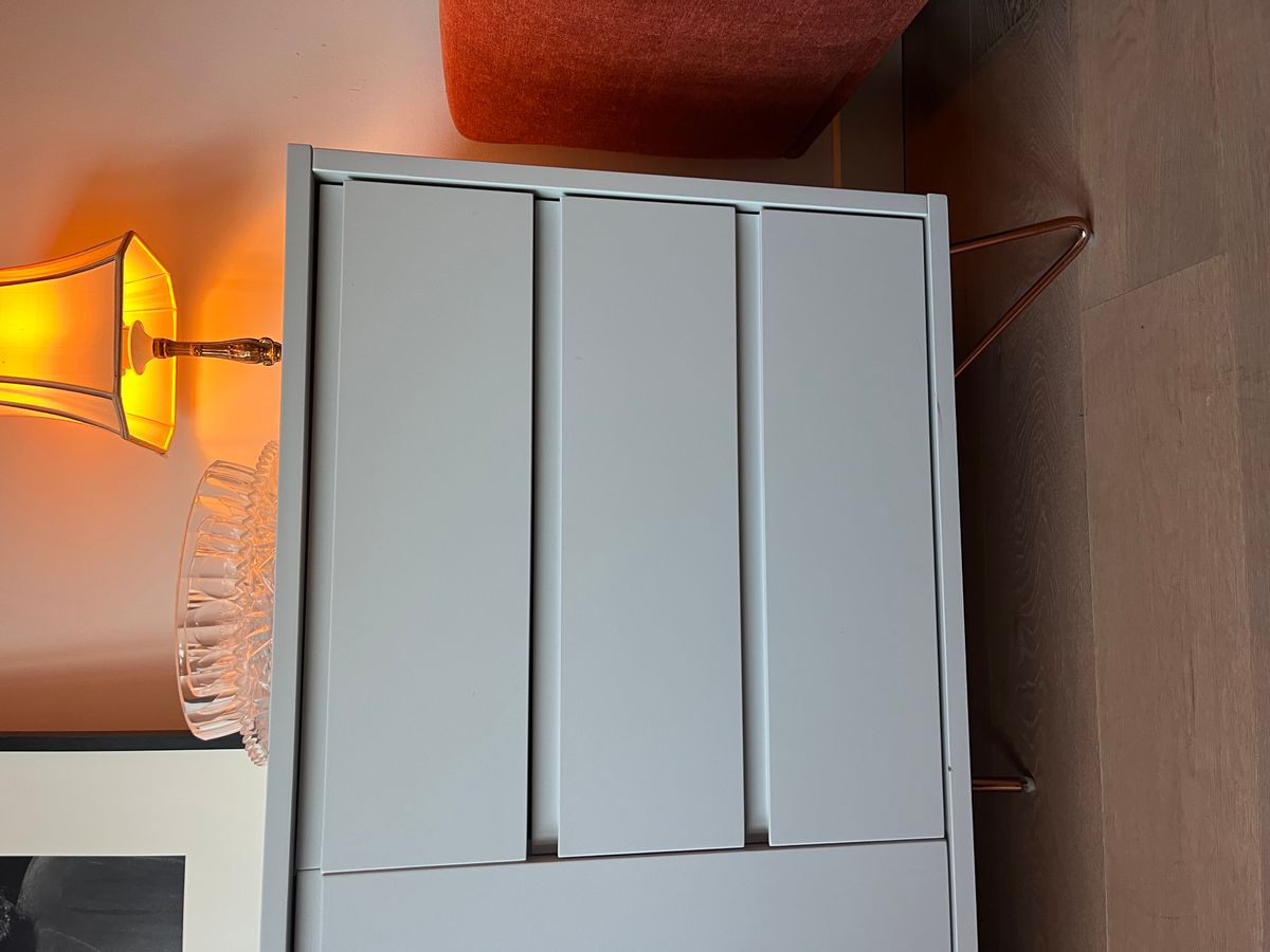Stijlvol Licht Grijs Dressoir Met Koperen Poten Van MADE.com image 3