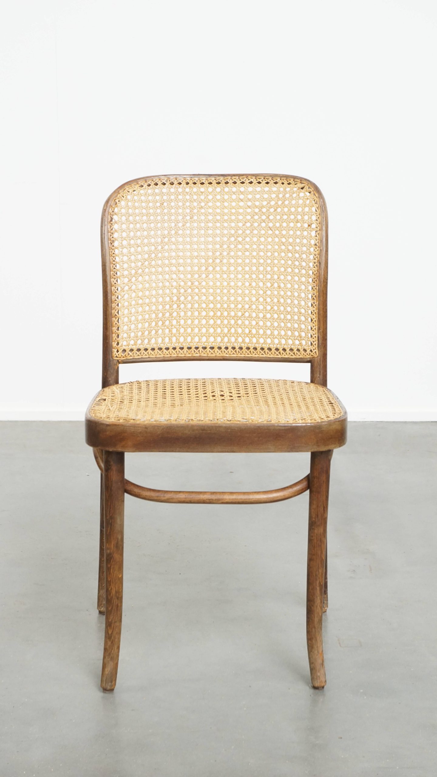 Tijdloos En Charmant Bistro Stoeltje In De Stijl Van Thonet Met Uniek Houten Frame image 3