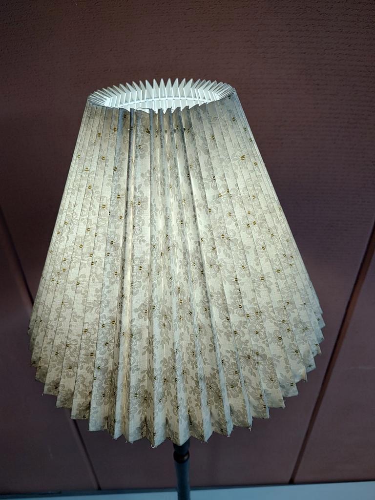 Elegante Staande Lamp Met Geplooide Kap image 6