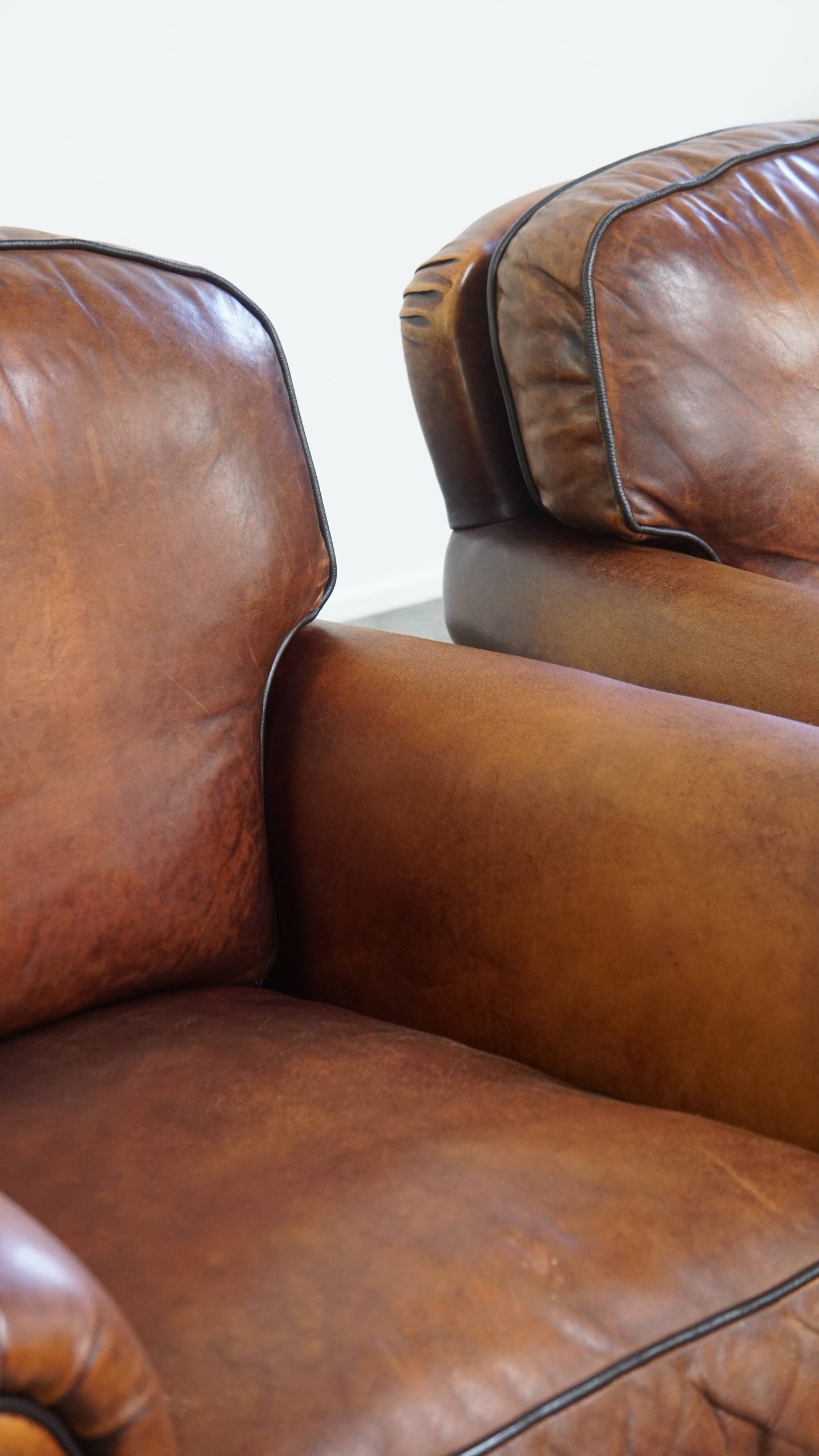 Set Van 2 Schapenleren Armchairs In Engelse Stijl Met Een Unieke Vormgeving En Mooie Kleuren image 13
