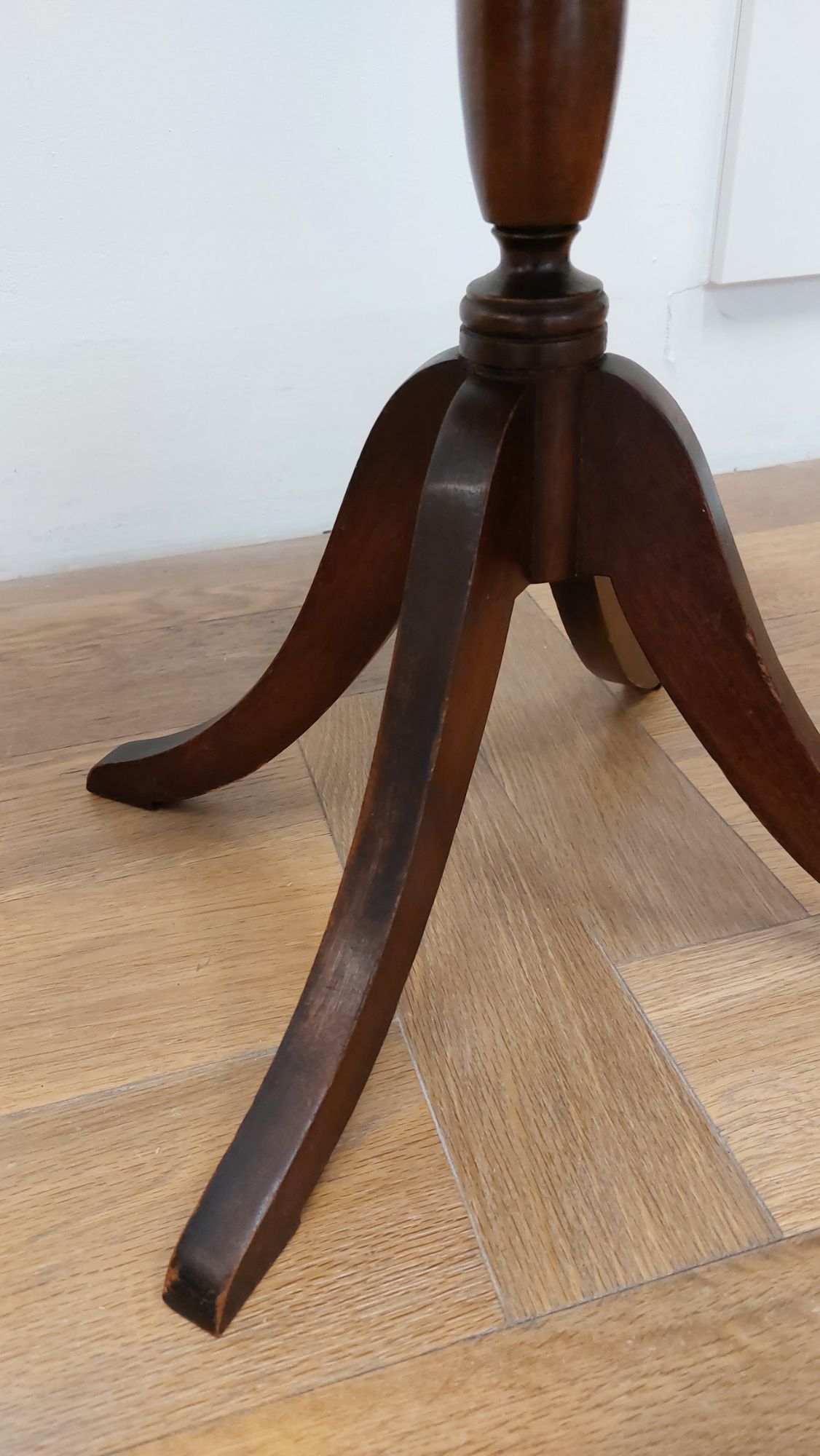 Bijzettafeltje Met Rood Leder Blad Met Goudkleurige Sierrand image 8