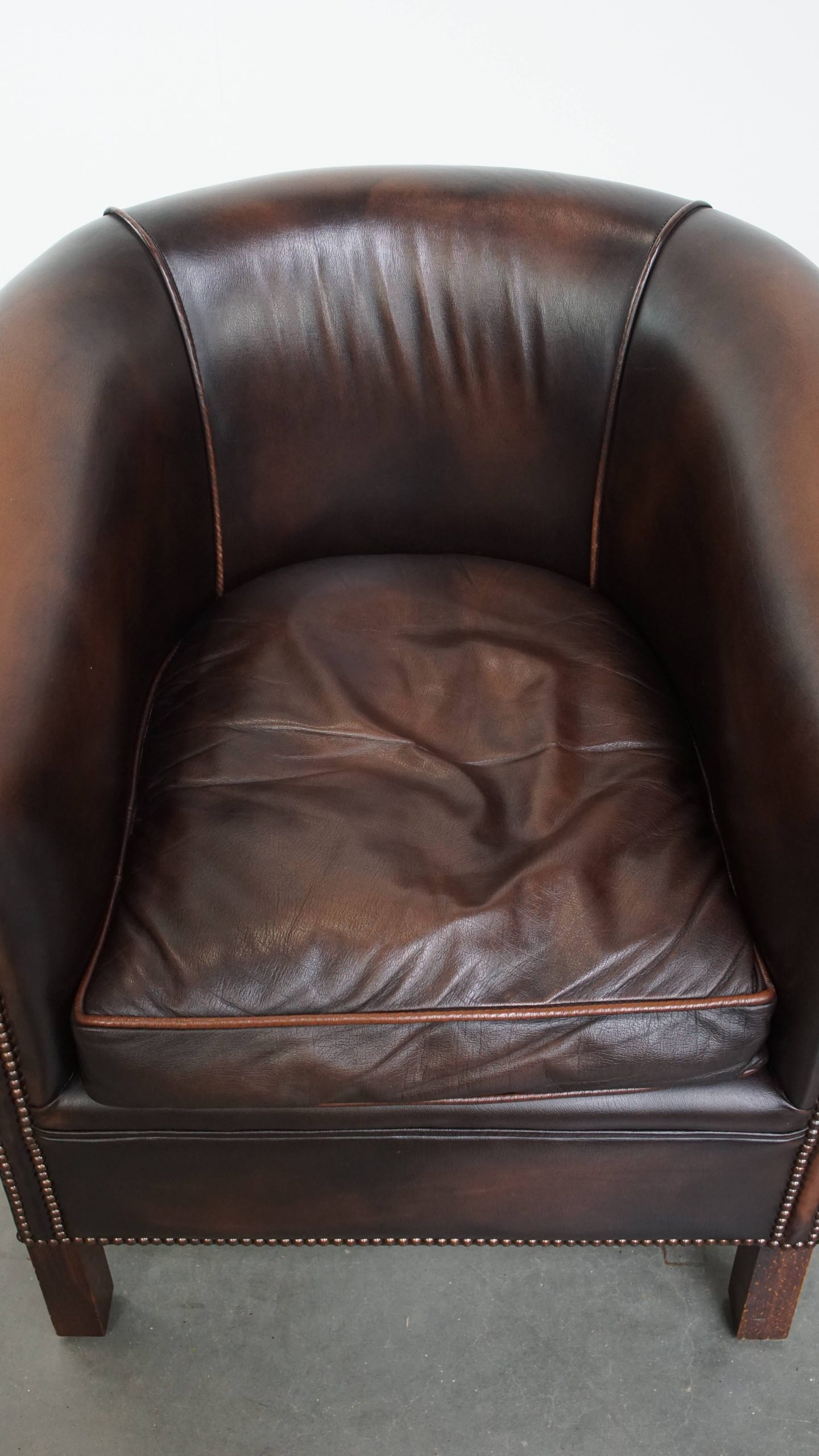 Elegante En Comfortabele Rundleren Clubfauteuil In Engelse Stijl In Een Mooie Donkere Kleur image 7