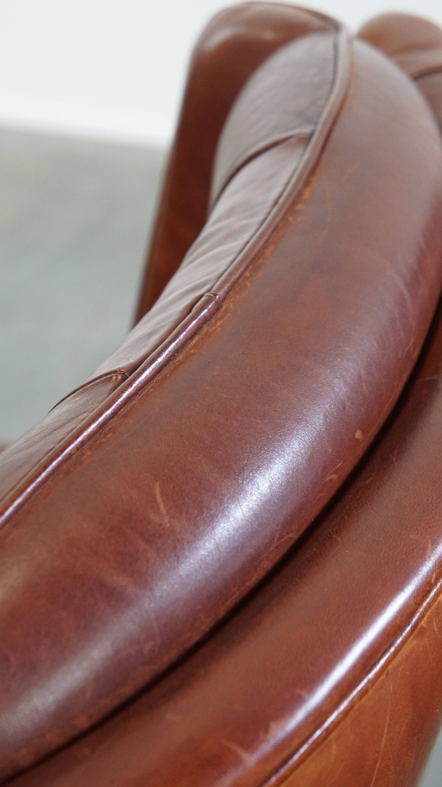 Comfortabele En Karaktervolle Set Van 2 Schapenleren Chesterfield Fauteuils Met Hocker image 18
