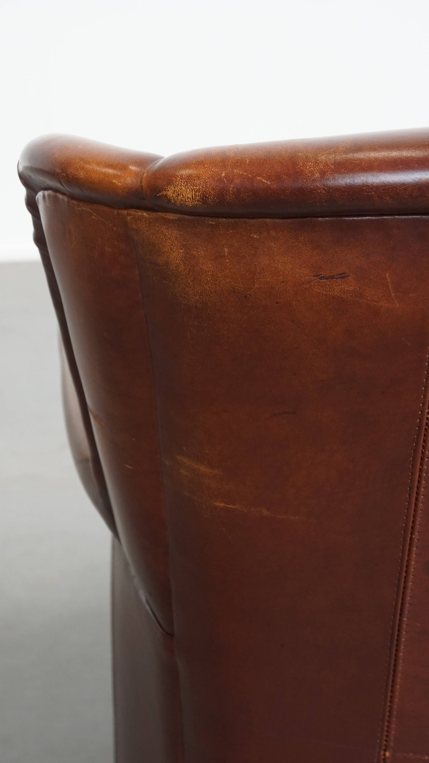 Karaktervolle Schapenleren Oorfauteuil Met Een Donkere Warme Kleurstelling En Een Prachtig Patina image 18