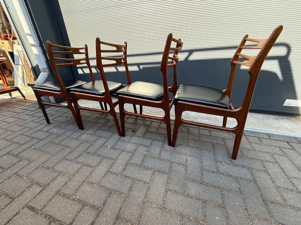 Set Van 4 Johannes Andersen Eetkamerstoelen image 8