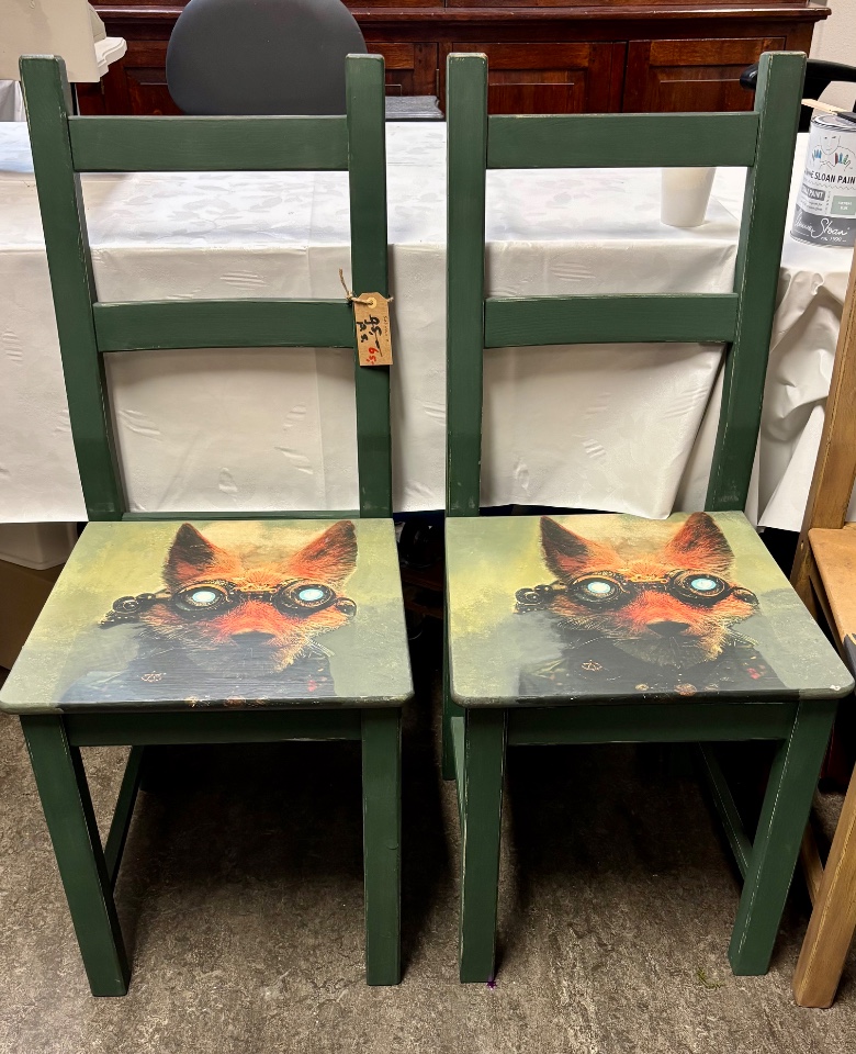 2 Stoelen Met Stoere Vos image 3