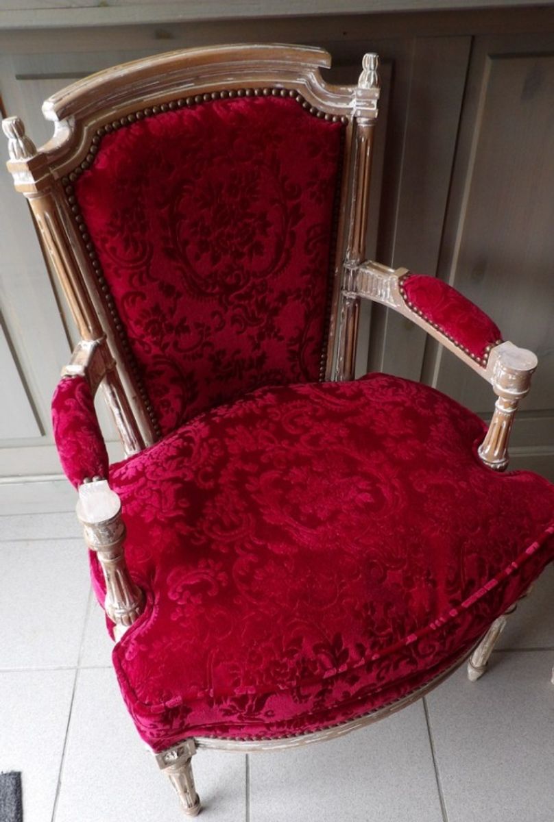 Paar Fijne Gesculpteerde Louis Xvi Periode Cabrioletfauteuils. image 4