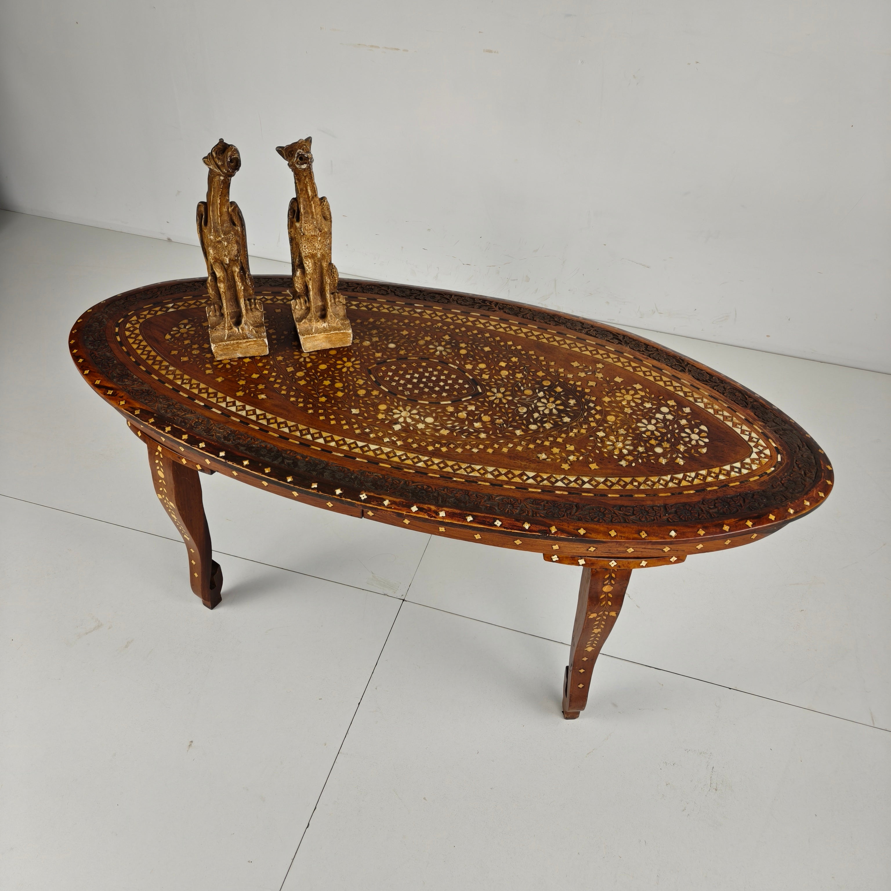 20e-eeuwse Anglo-indiase Ingelegde Botten Salontafel image 15
