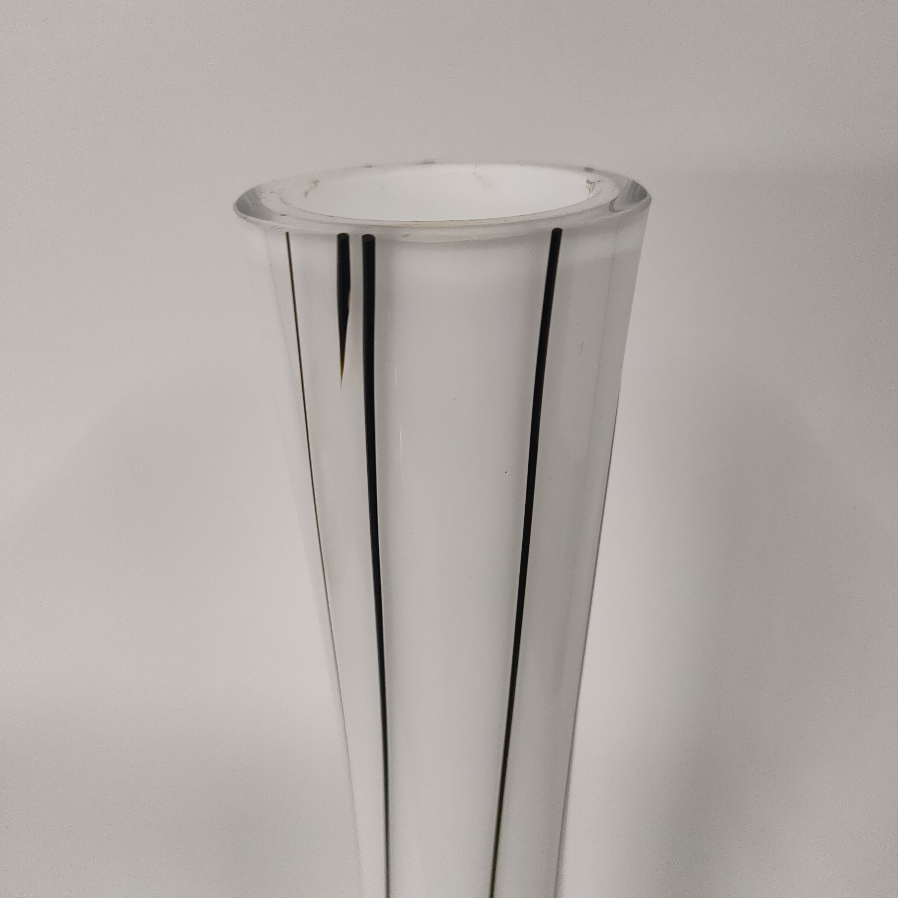 Hoge'handgemaakte Designvaas Met Zwarte Opgelegde 'glas' Lijnen image 3