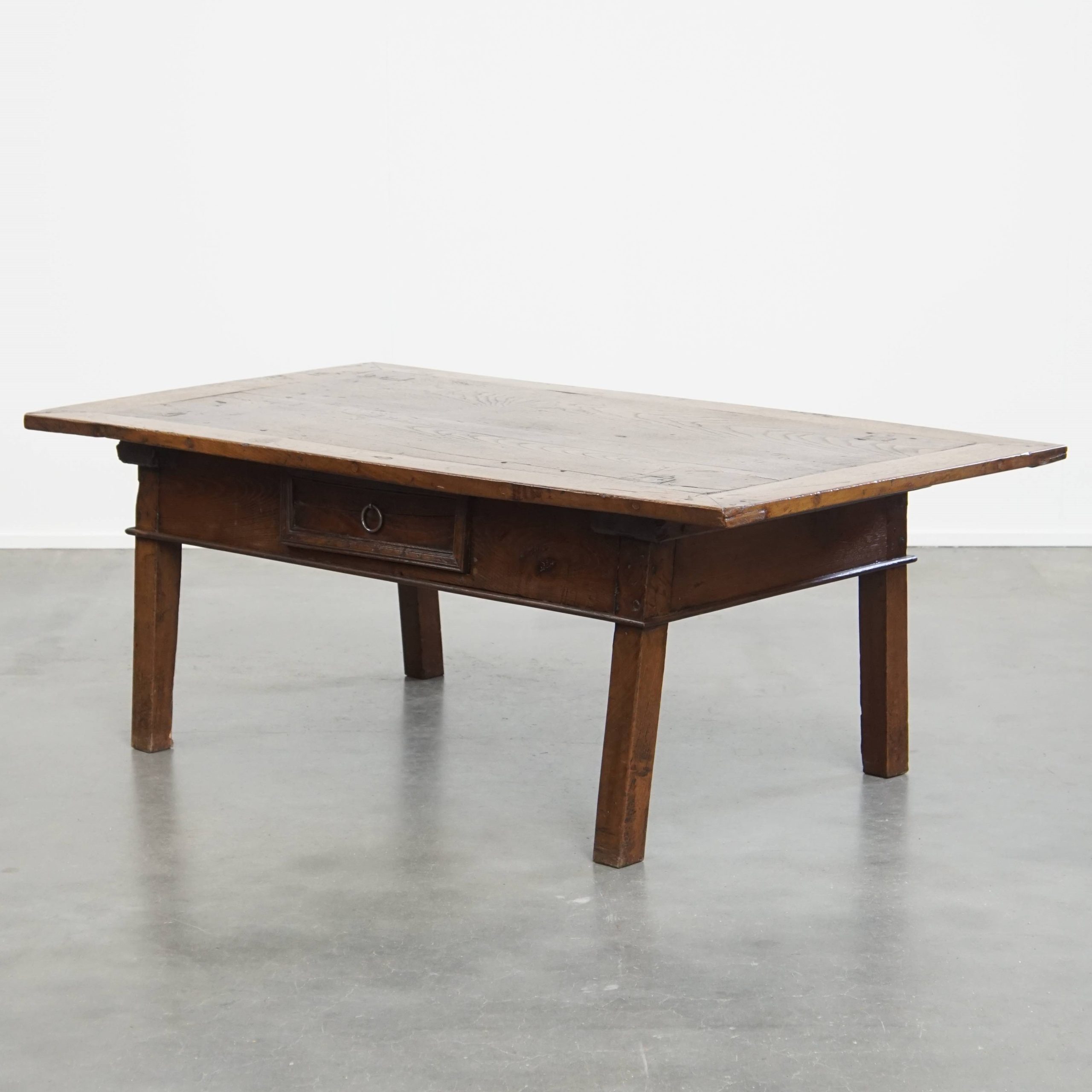Karaktervolle Antieke Zuid Europese Kastanjehouten Salontafel Uit De 18e Eeuw Met Een Lade image 2
