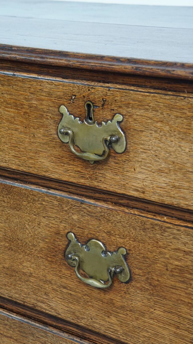 Prachtige Antieke Engelse Eikenhouten Ladekast Uit De 18e Eeuw Met Originele Details image 10