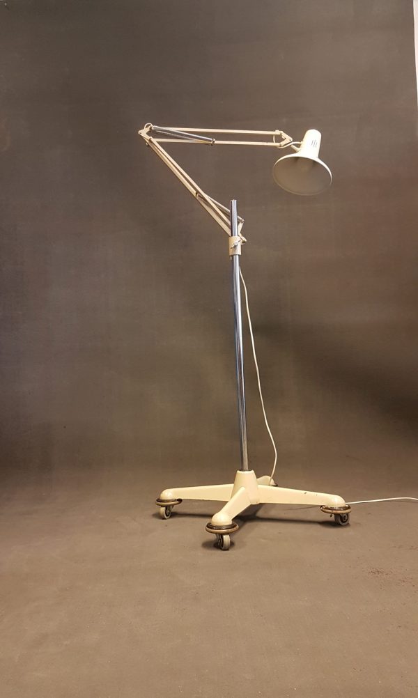 Bekijk Luxo Floor Architect Lamp On 4 Wheels op Reliving 🤩