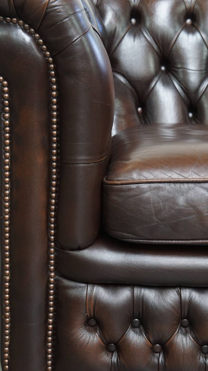 Imposante, Engelse Rundleren Chesterfield Fauteuil Met Een Comfortabele Zit En Een Diepe Donkere image 11