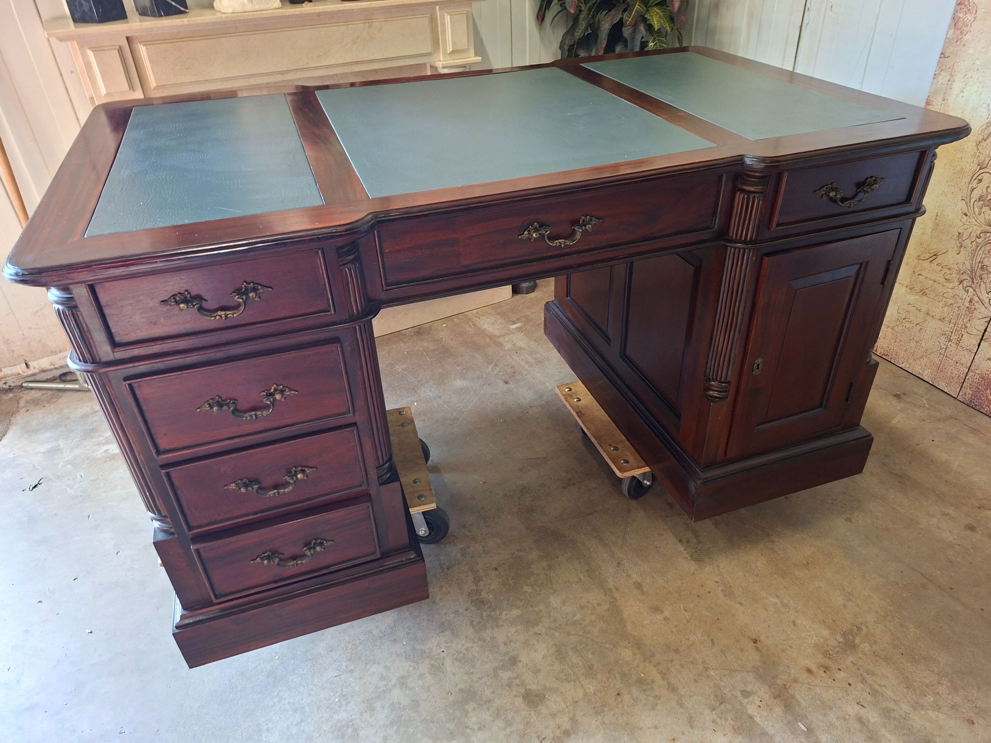 Klassieke Engels Dubbelzijdig Bureau, Schrijftafel, Partnerdesk Kast Afm.150x90cm En 80cm Hoog. image 7